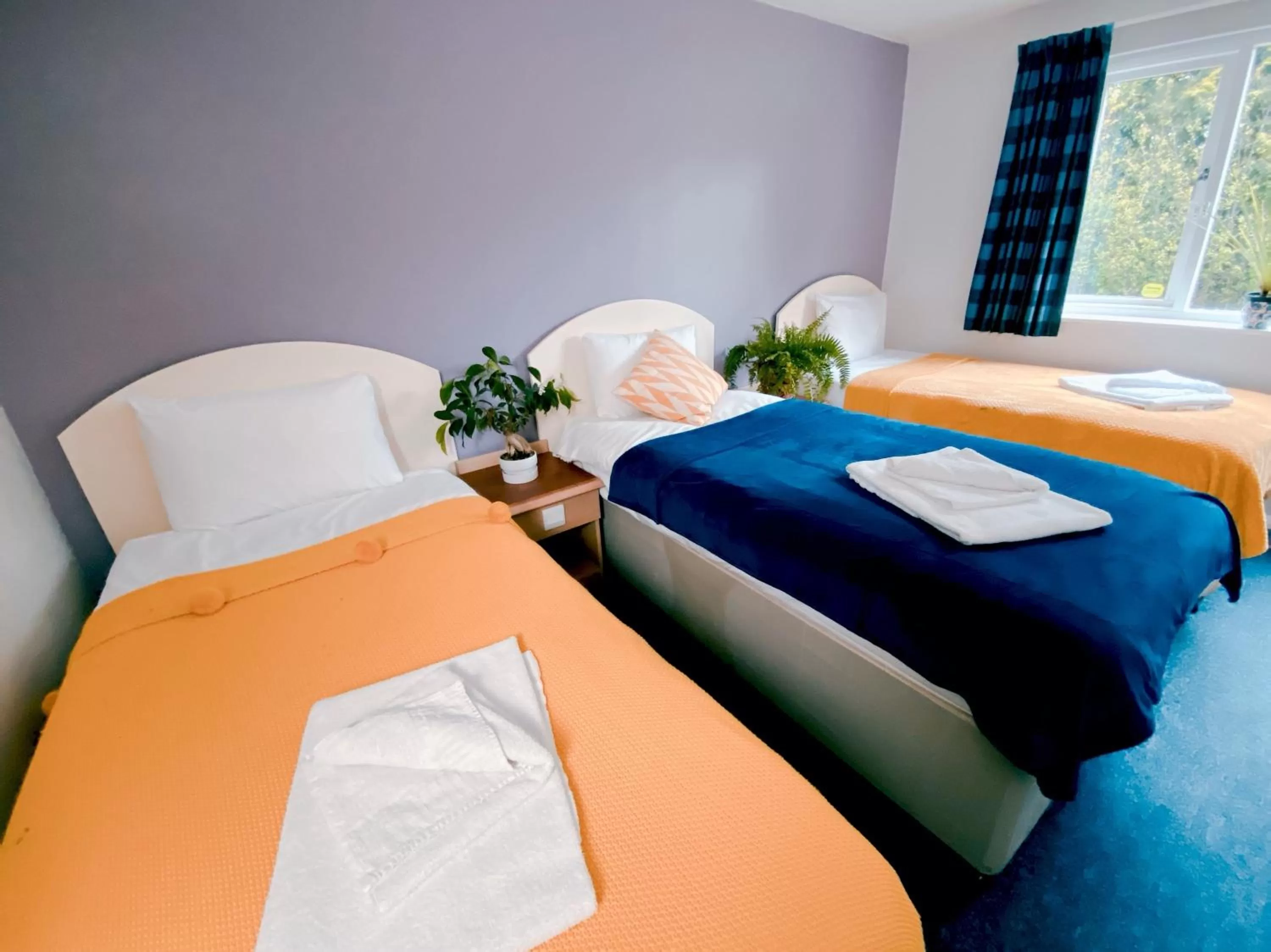 Bedroom, Bed in Redwings Lodge Baldock