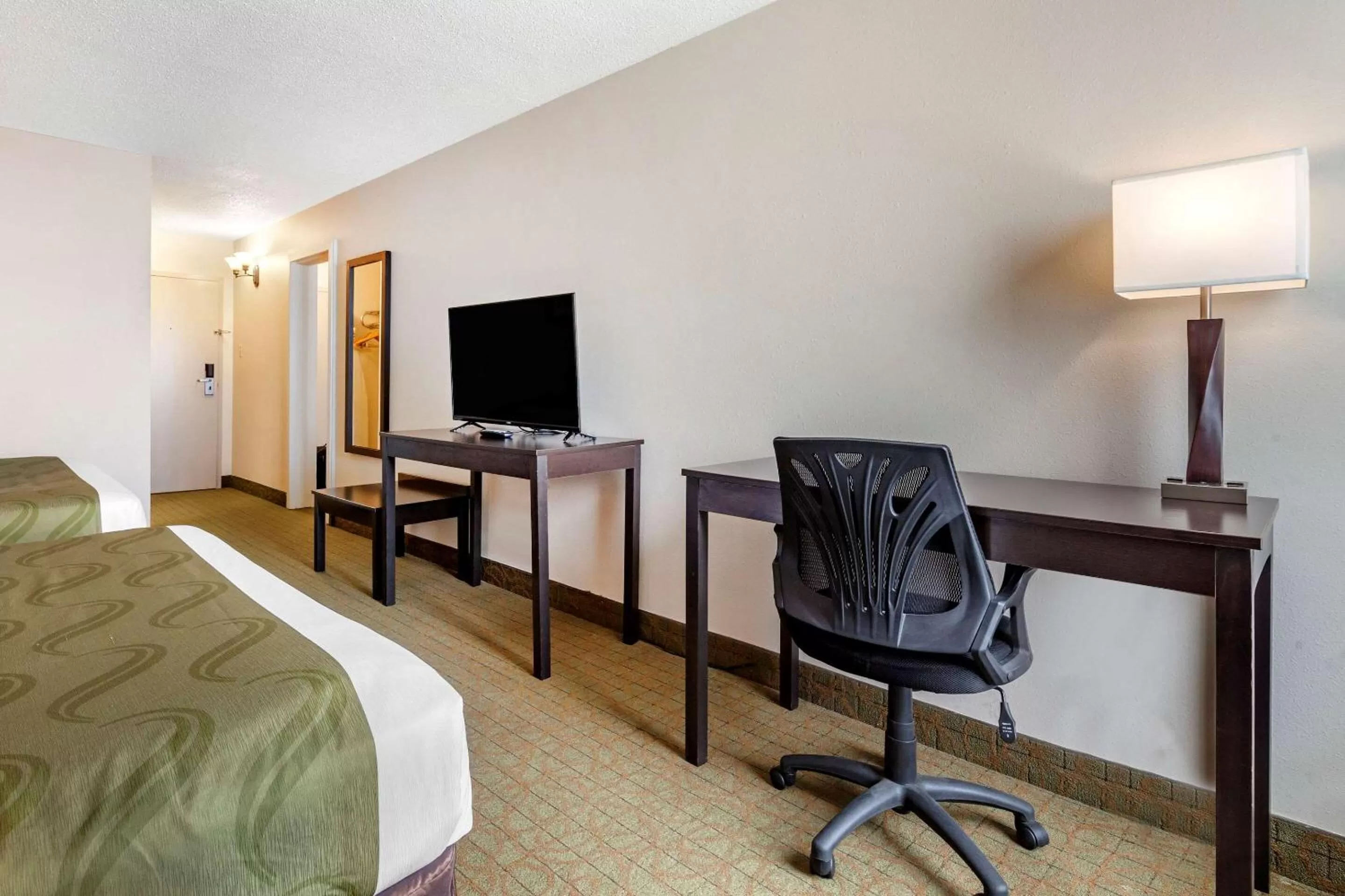 Photo of the whole room, Bed in Quality Inn & Suites Escanaba North