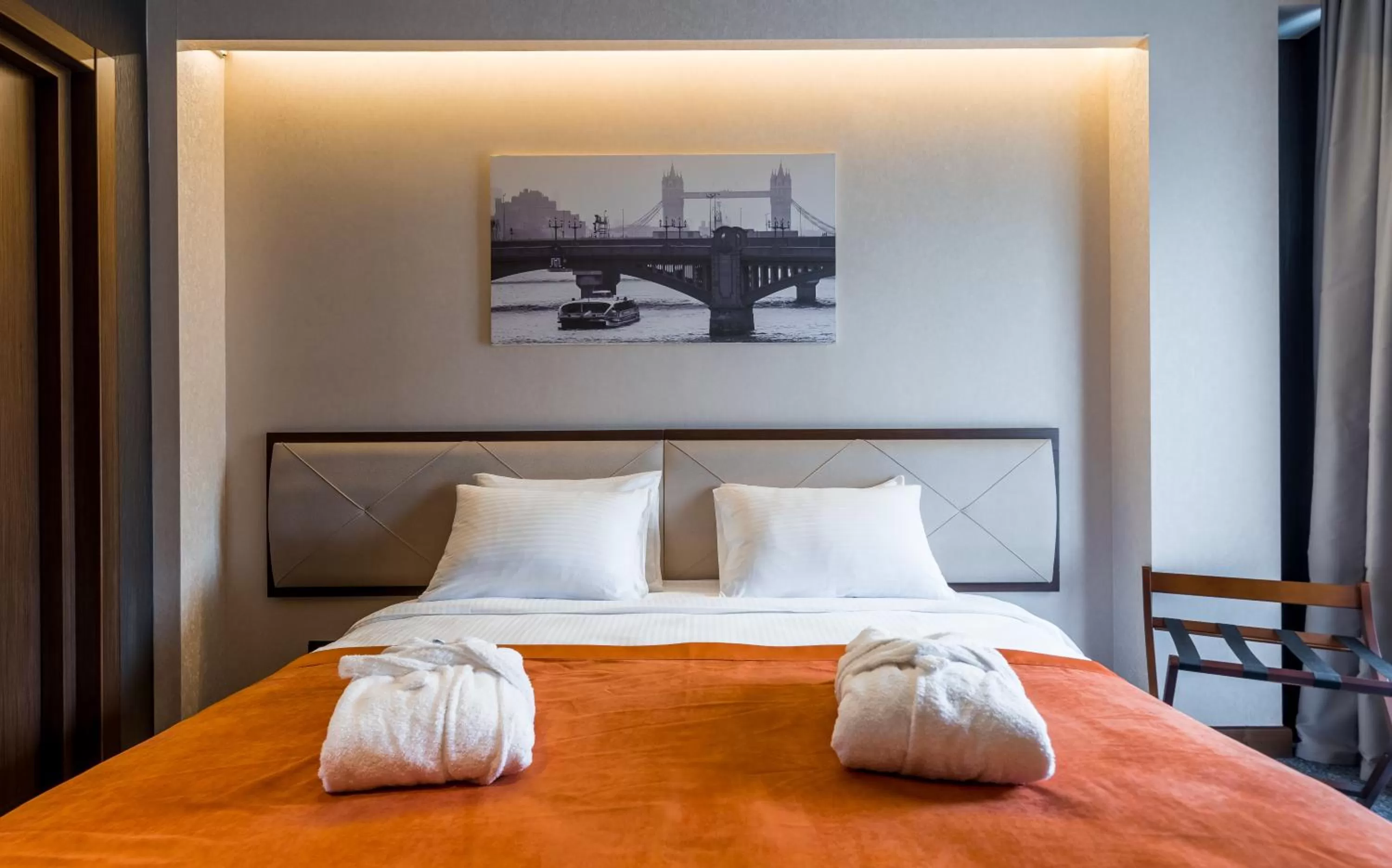 Photo of the whole room, Bed in Bridge Hotel