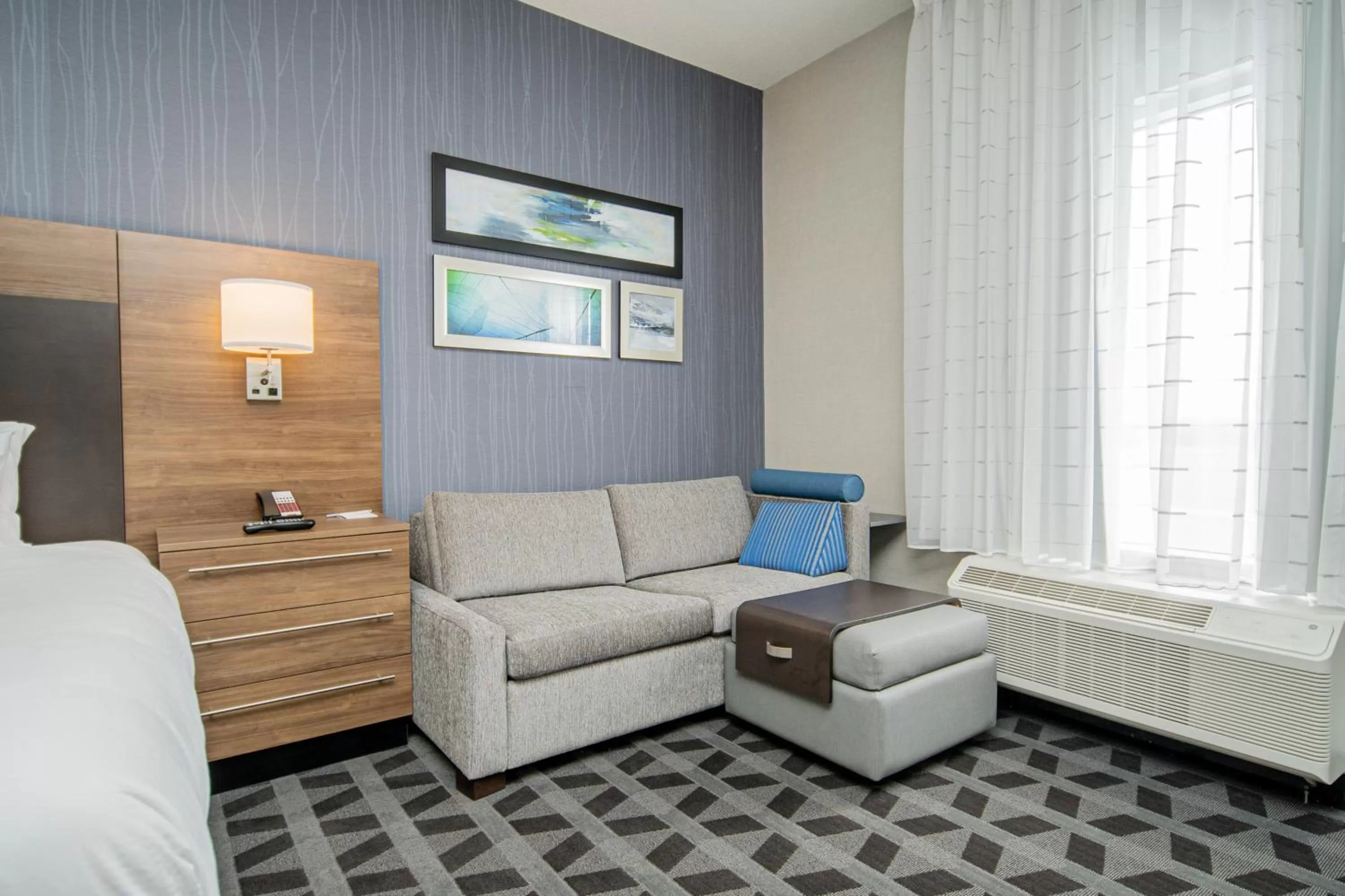 Seating area, Bed in TownePlace Suites by Marriott Brantford and Conference Centre