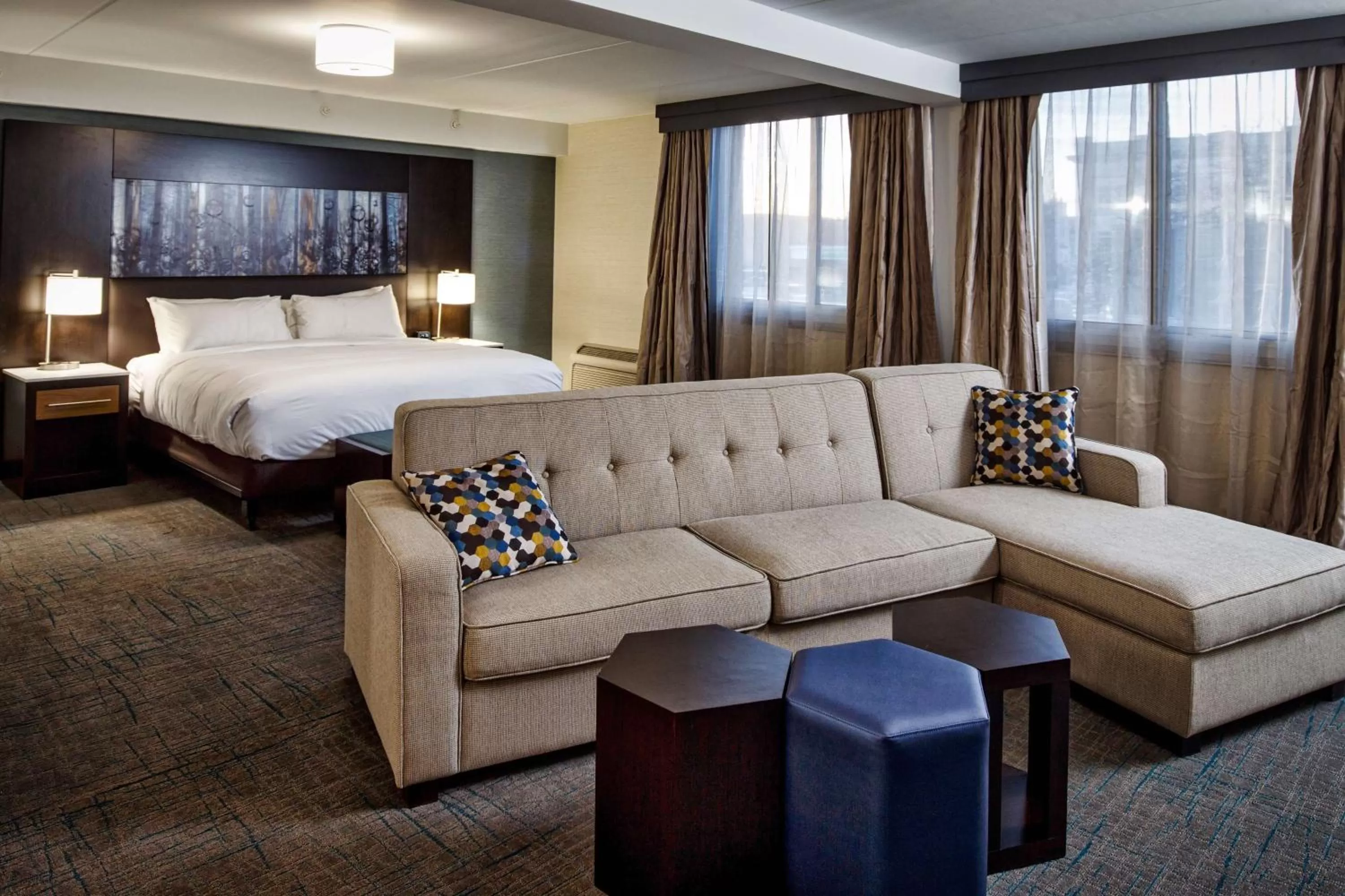 Living room, Bed in DoubleTree by Hilton Neenah