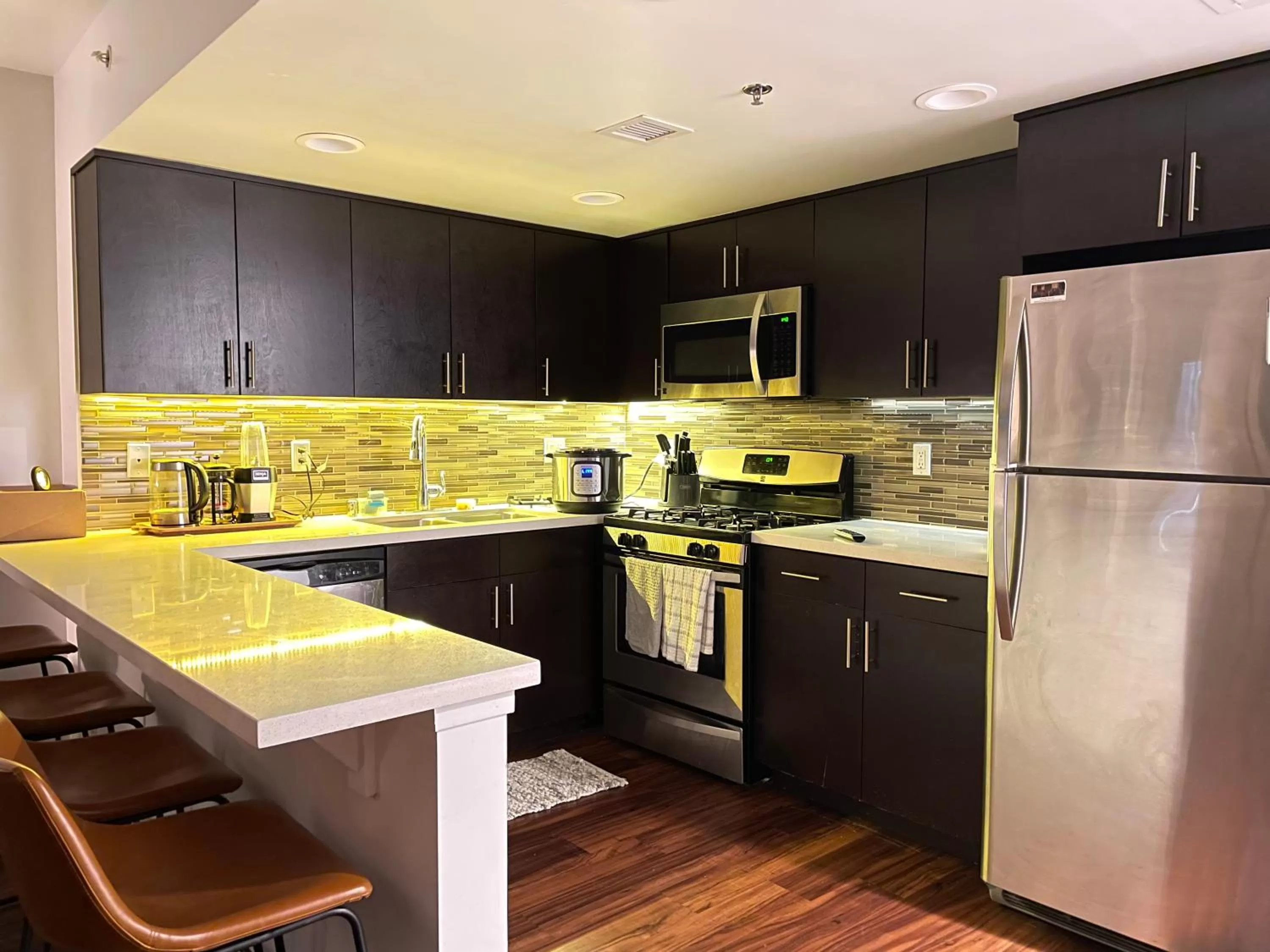 Kitchen or kitchenette, Kitchen/Kitchenette in Amazing DTLA View 1bd Full Kitchen Free Private Parking.