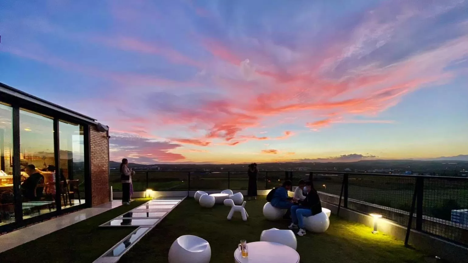 Restaurant/places to eat in FFF Hotel