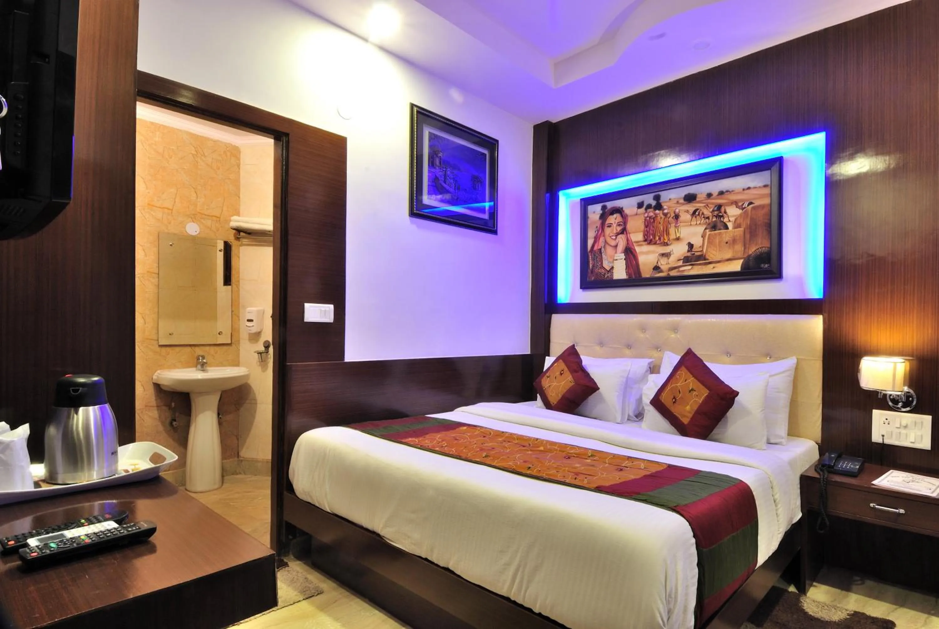 Bedroom, Bed in Hotel Nirmal Mahal - Paharganj - New Delhi