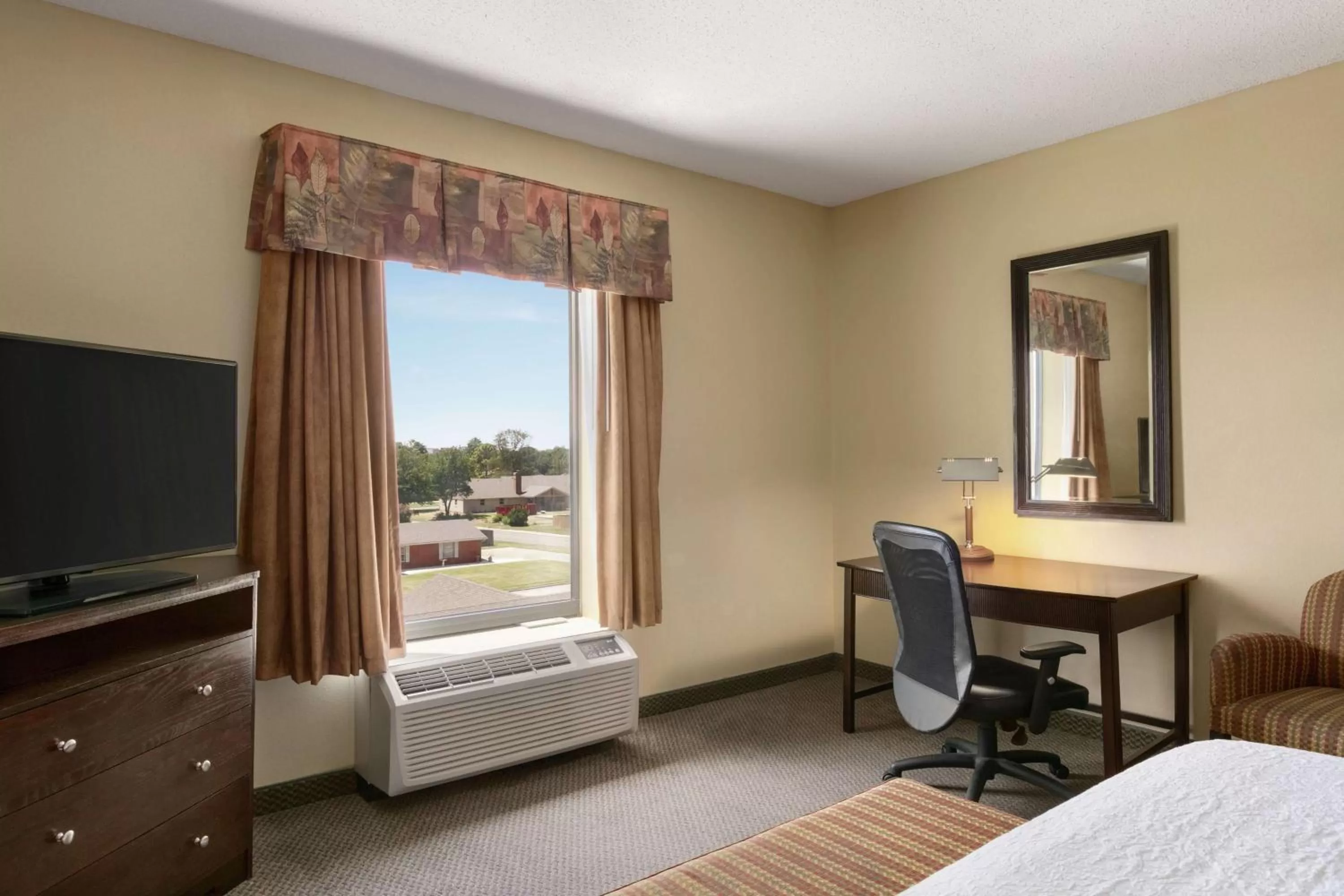 Bedroom, Bed in Hampton Inn & Suites Lawton