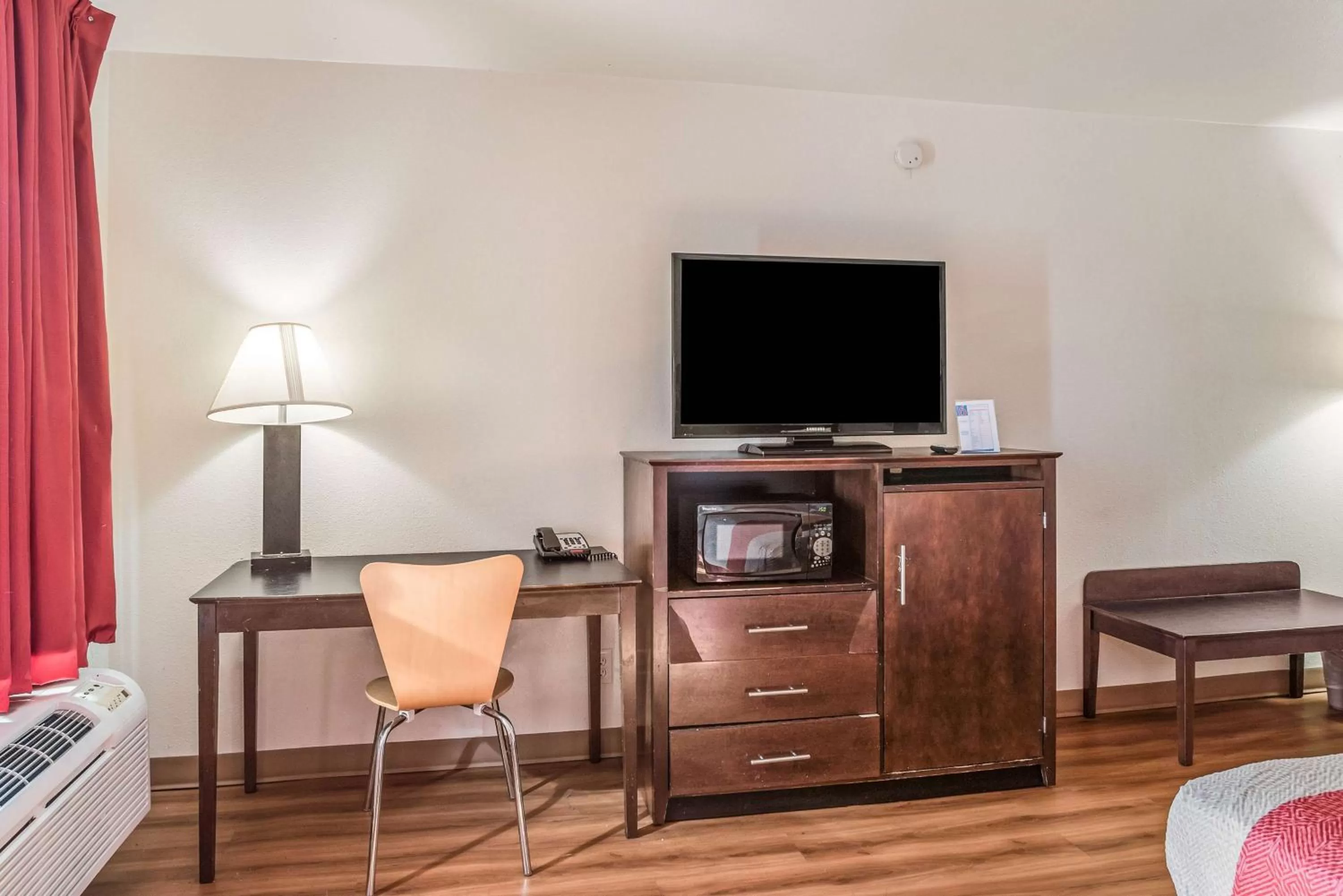 TV and multimedia in Motel 6-Levittown, PA - Bensalem