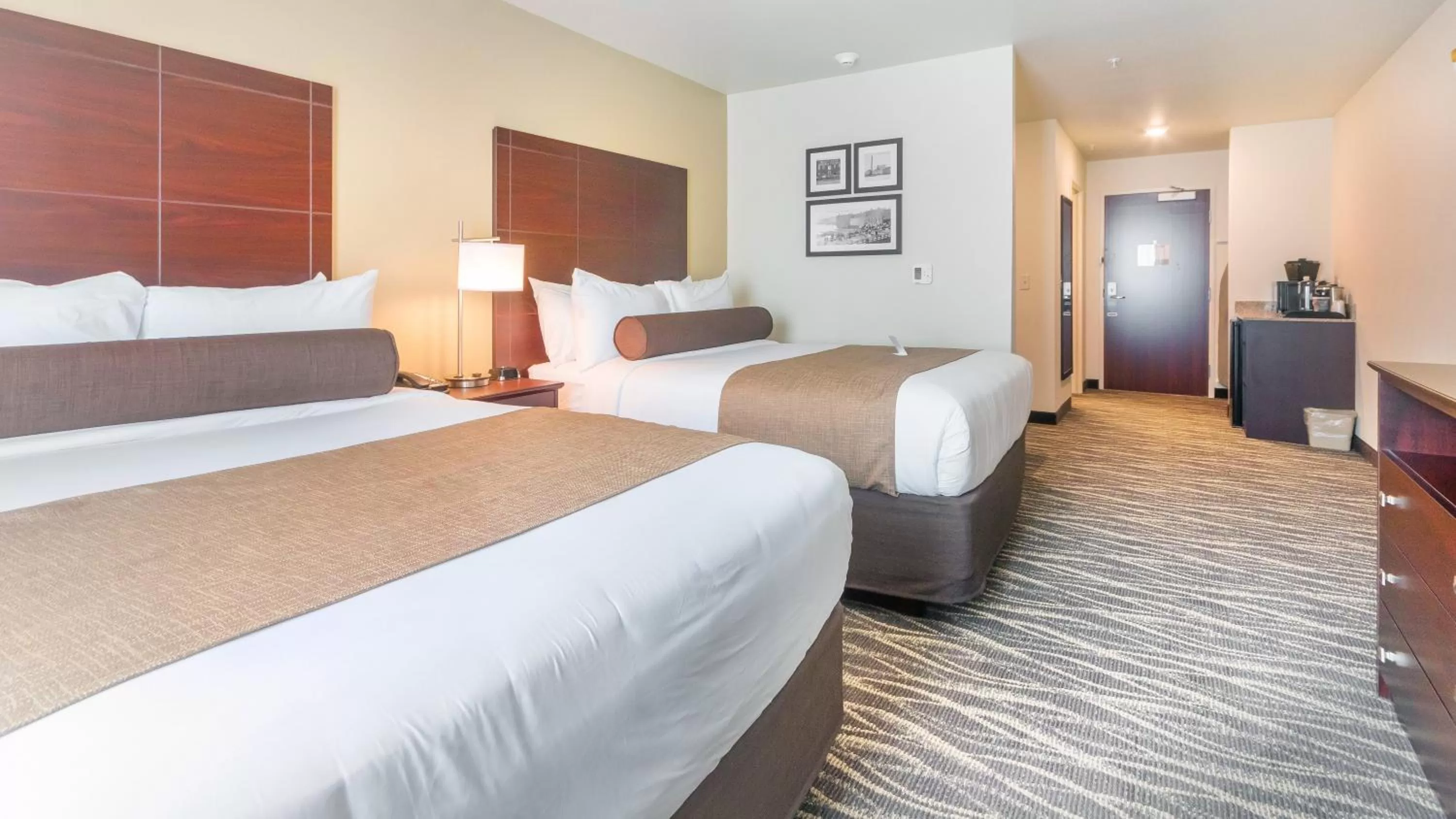 Bed in Cobblestone Hotel & Suites - Janesville