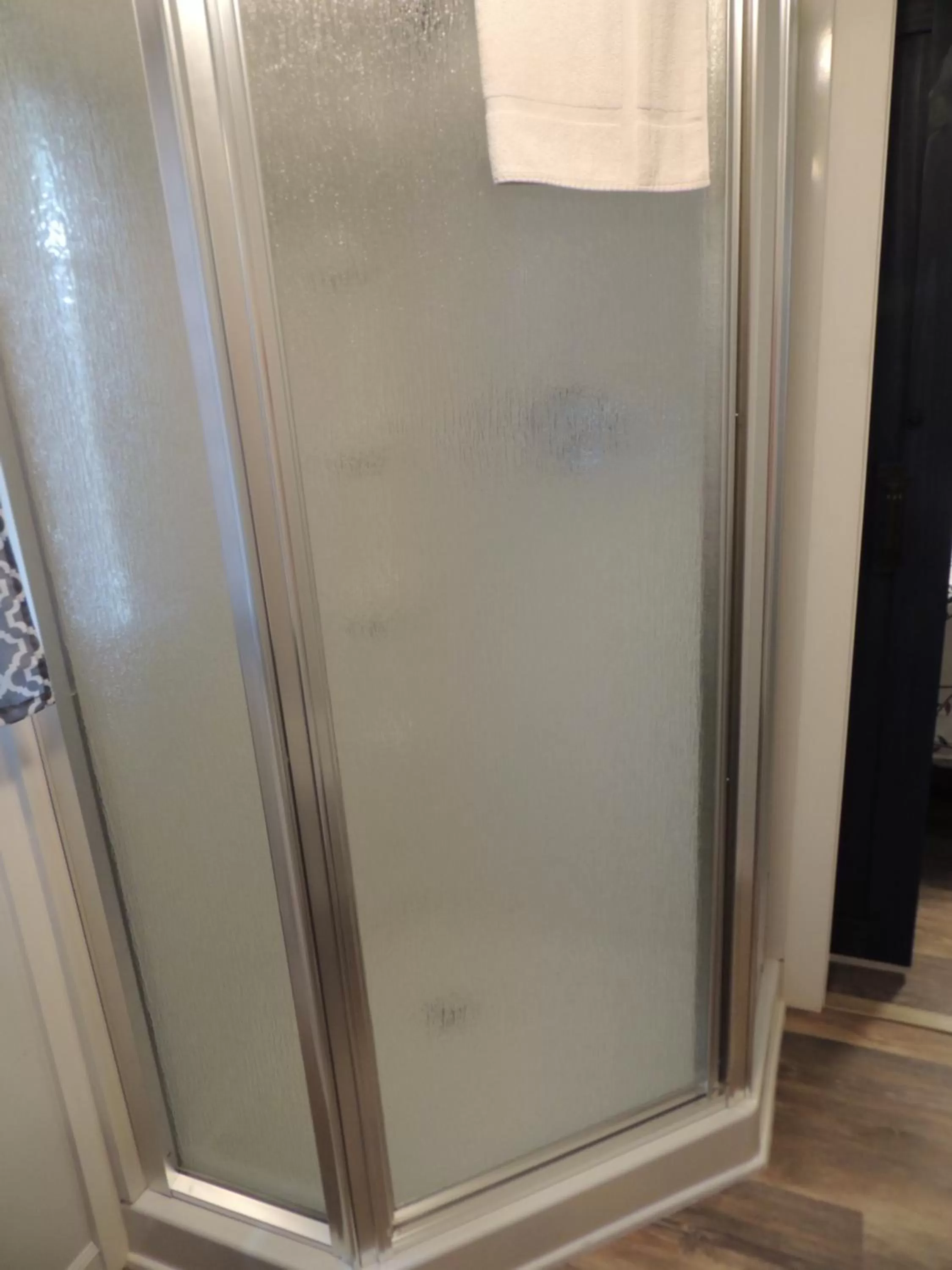 Bathroom in White Caps Motel and RV Park