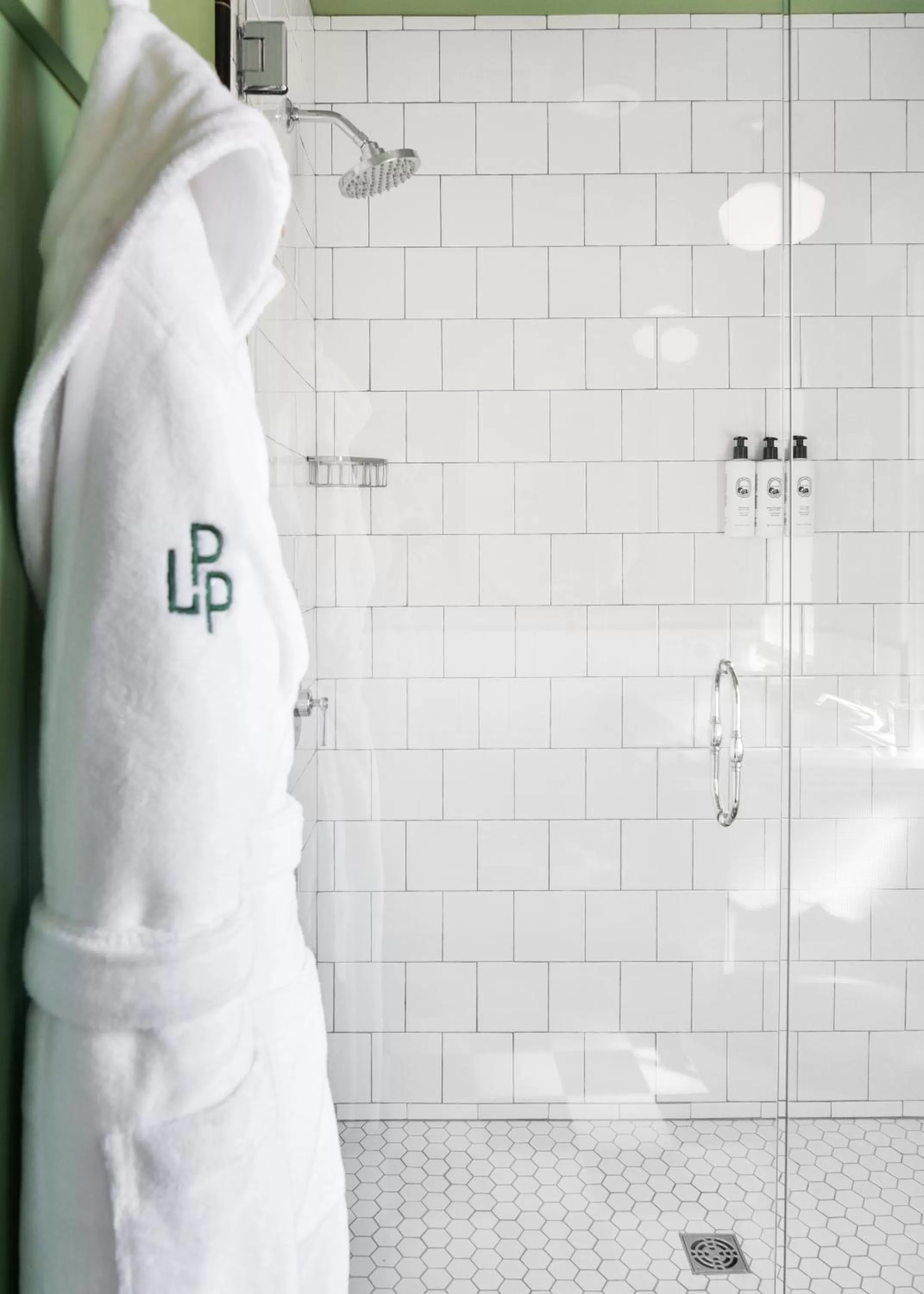 Shower in Le Petit Pali at 8th Ave