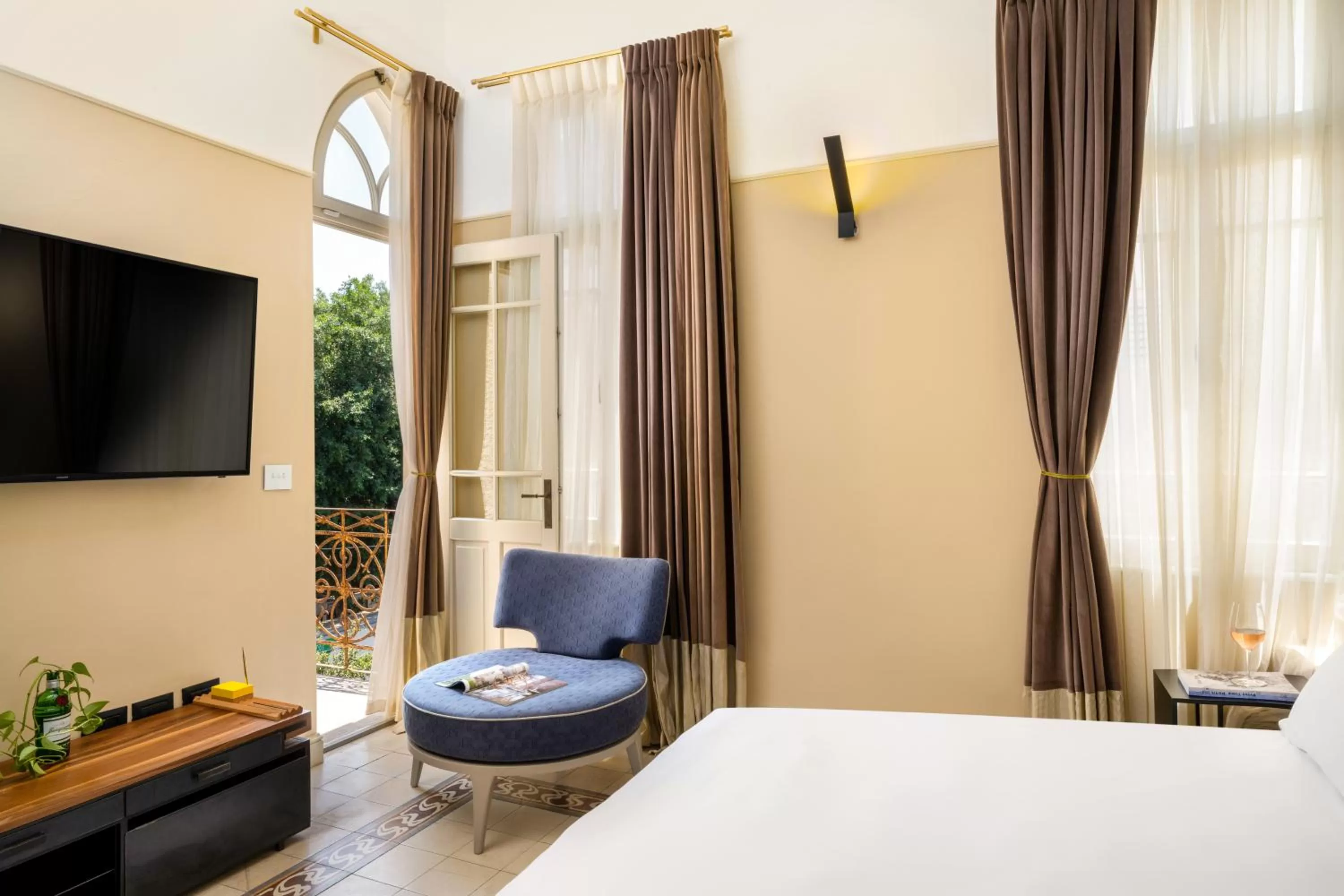 Photo of the whole room, Bed in Assemblage Boutique