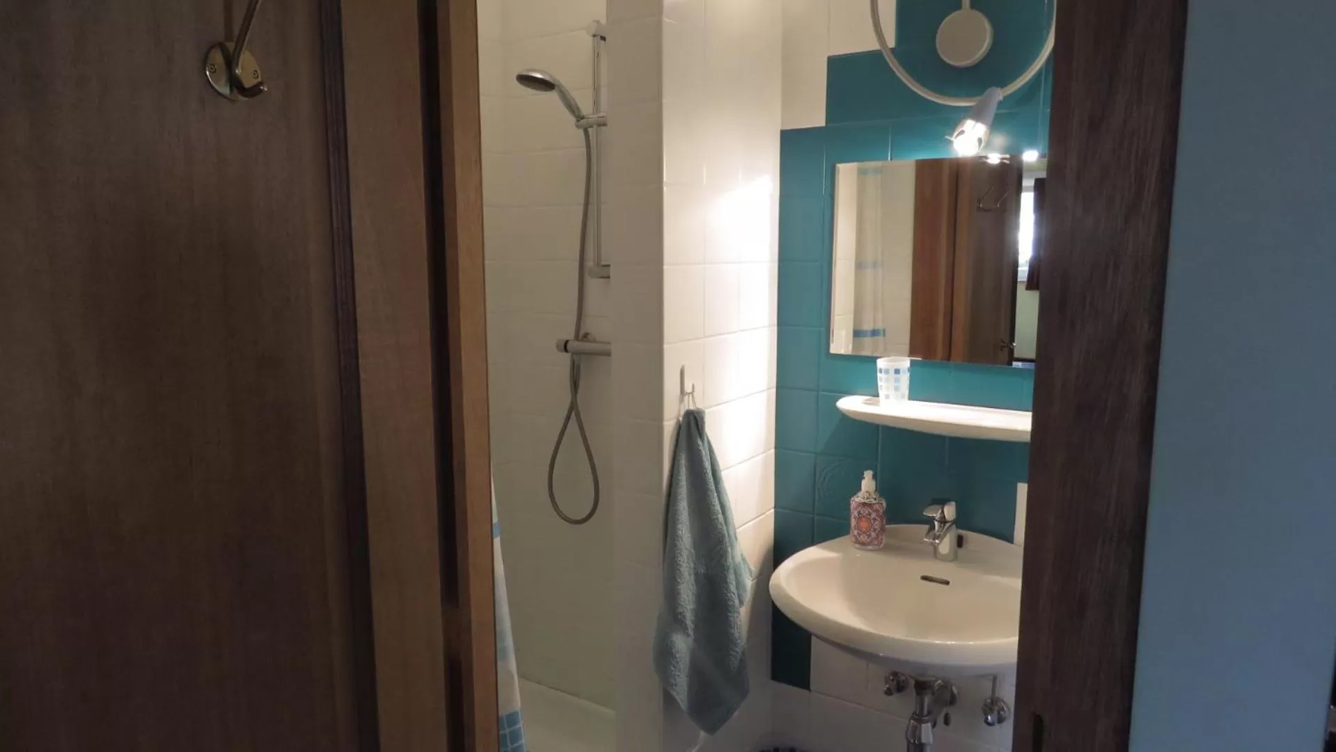 Shower in Prince d'Orange Bed & Breakfast