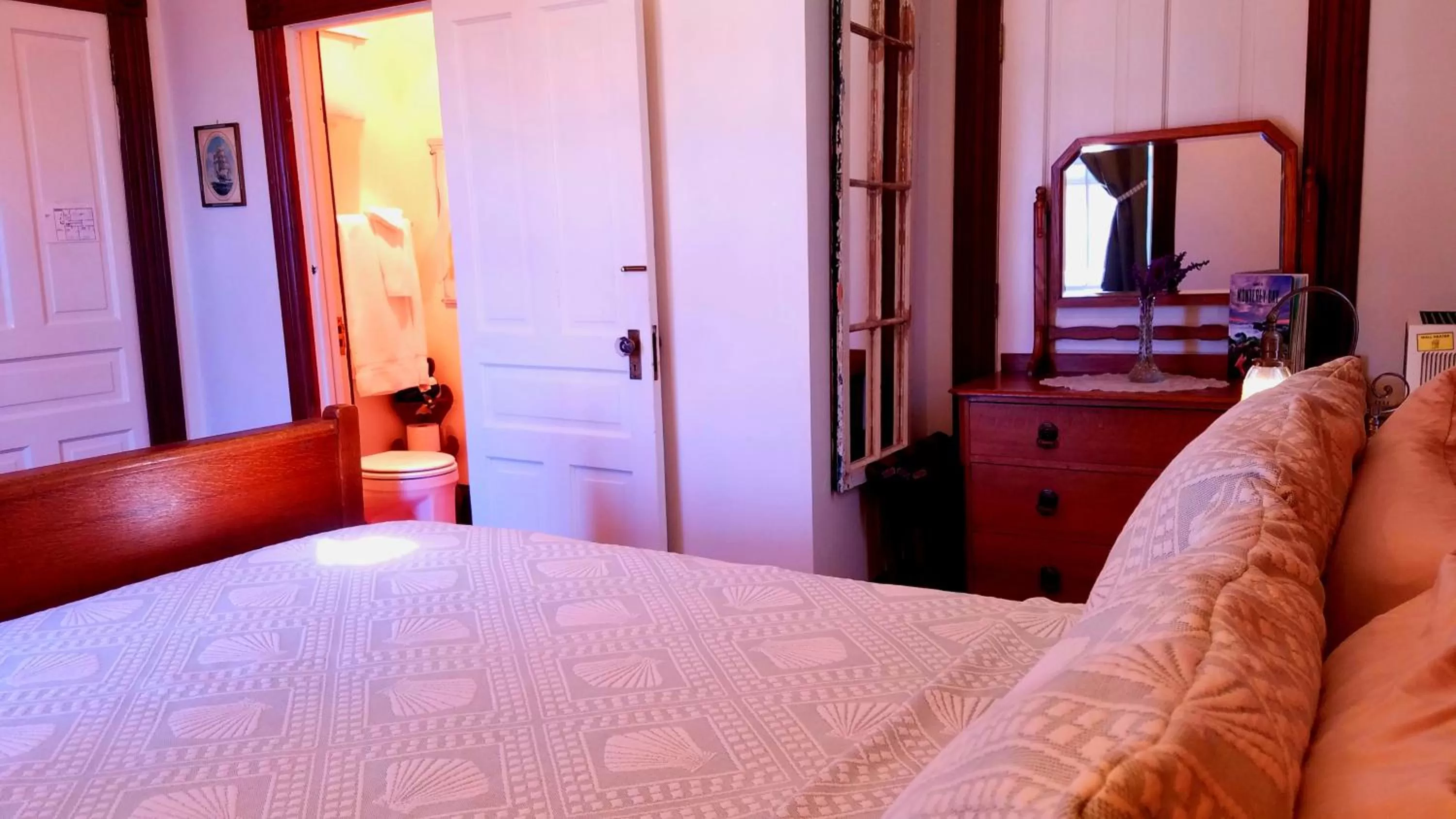 Bathroom, Bed in Captain's Inn at Moss Landing
