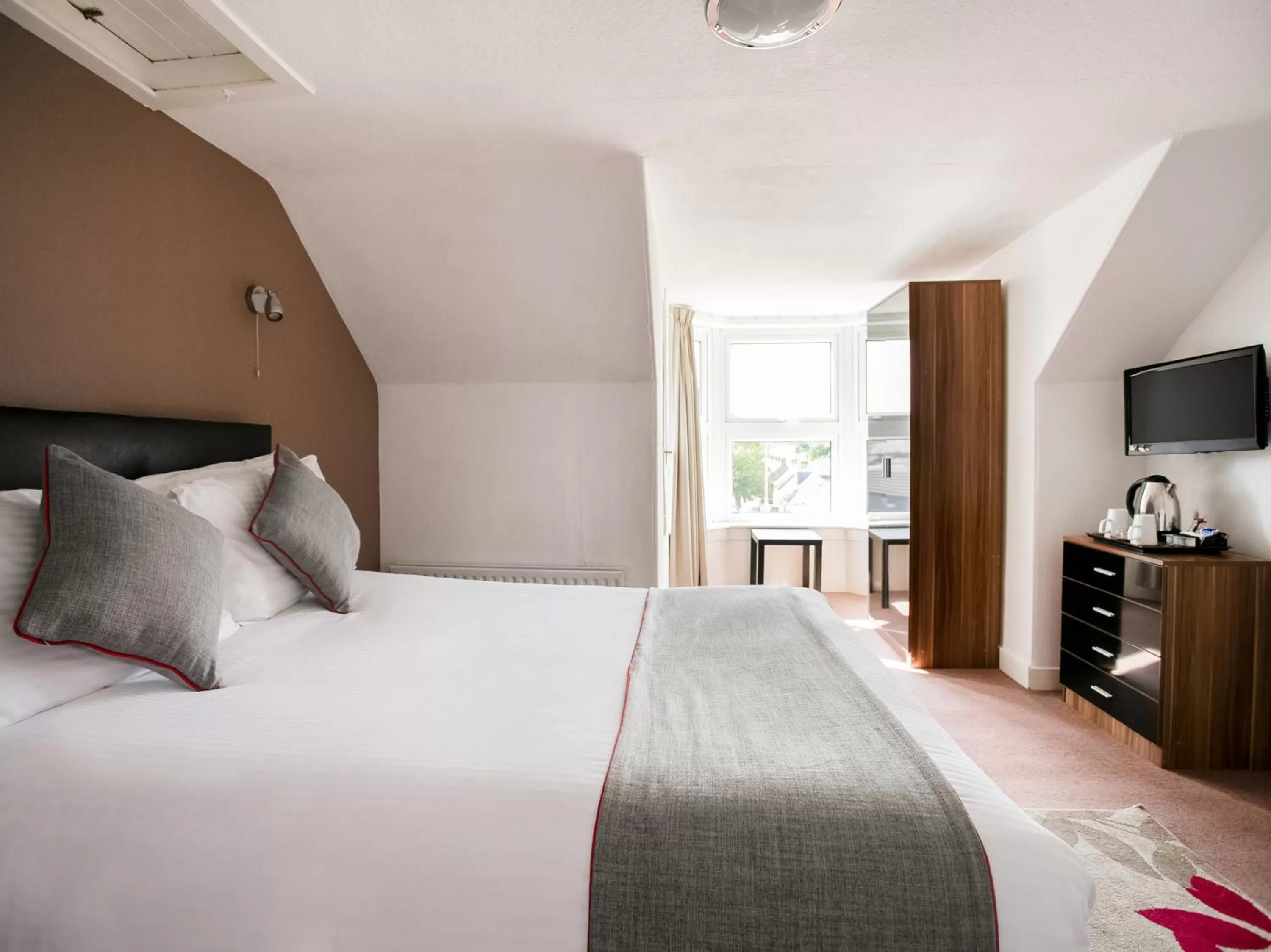 Photo of the whole room, Bed in Corner Hotel