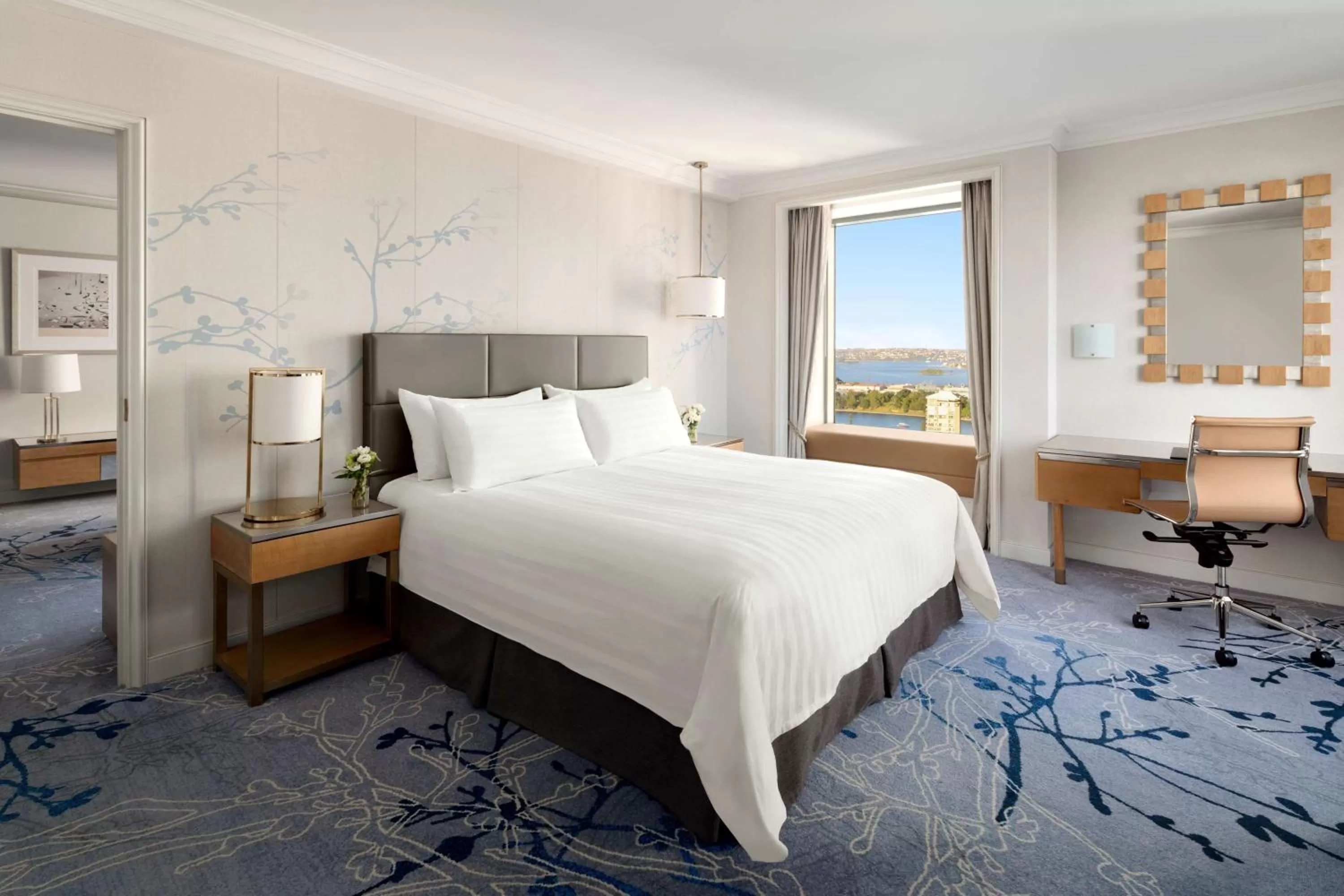 Photo of the whole room, Bed in Shangri-La Sydney