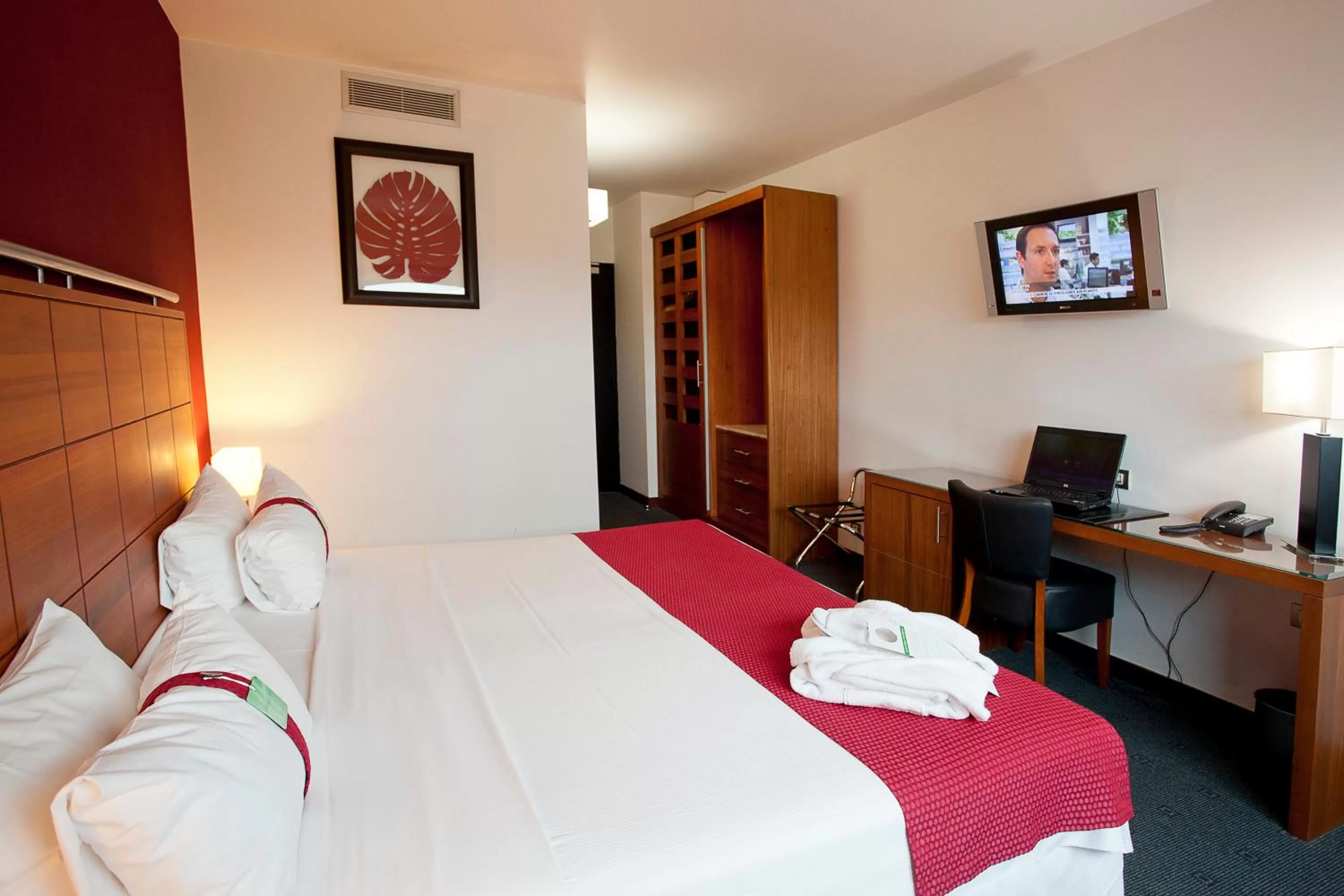 Bedroom, Bed in Holiday Inn Bordeaux Sud - Pessac by IHG