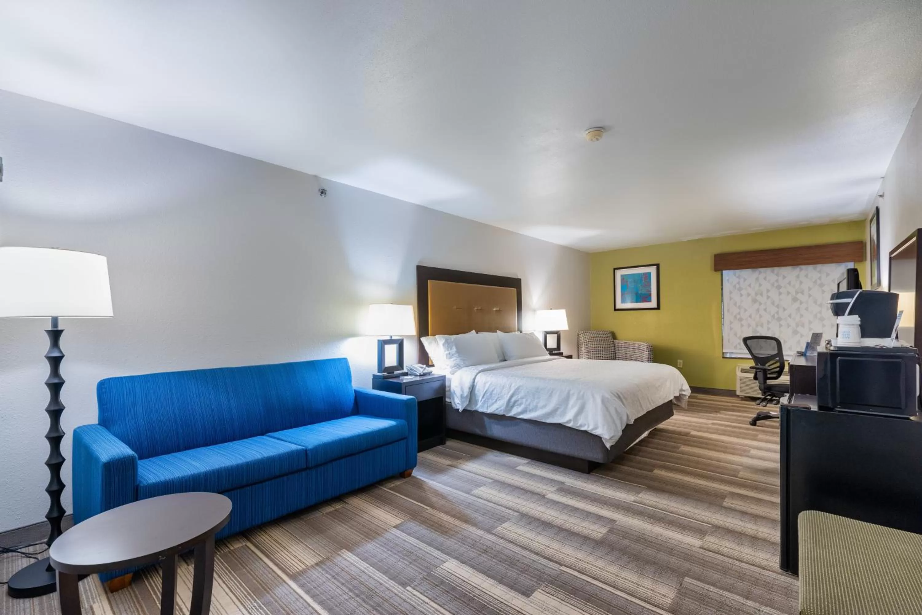 Bedroom, Bed in Country Inn & Suites by Radisson, South Haven, MI