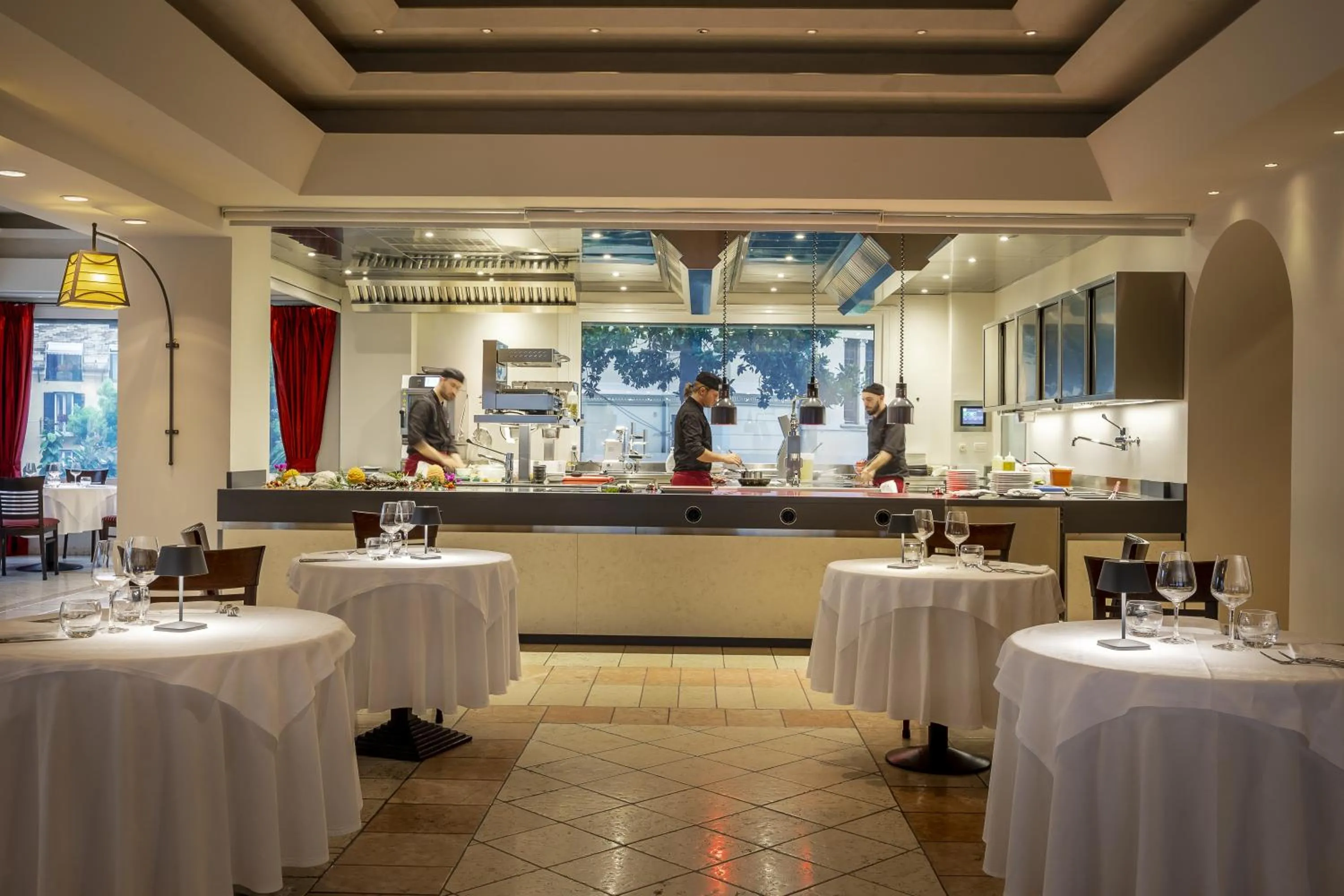 Restaurant/places to eat in Hotel Continental