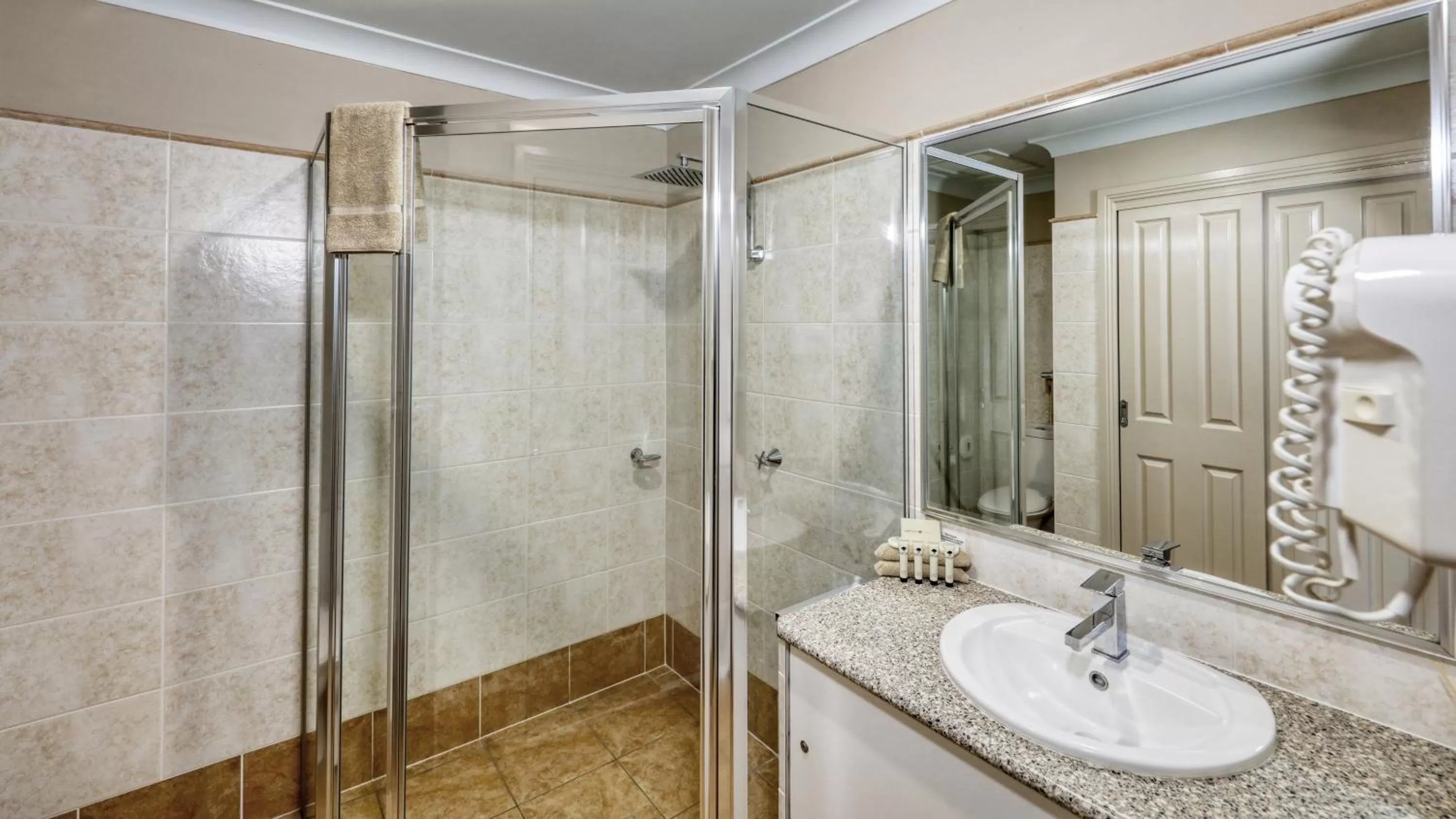 Shower in Edward Parry Motel and Apartments