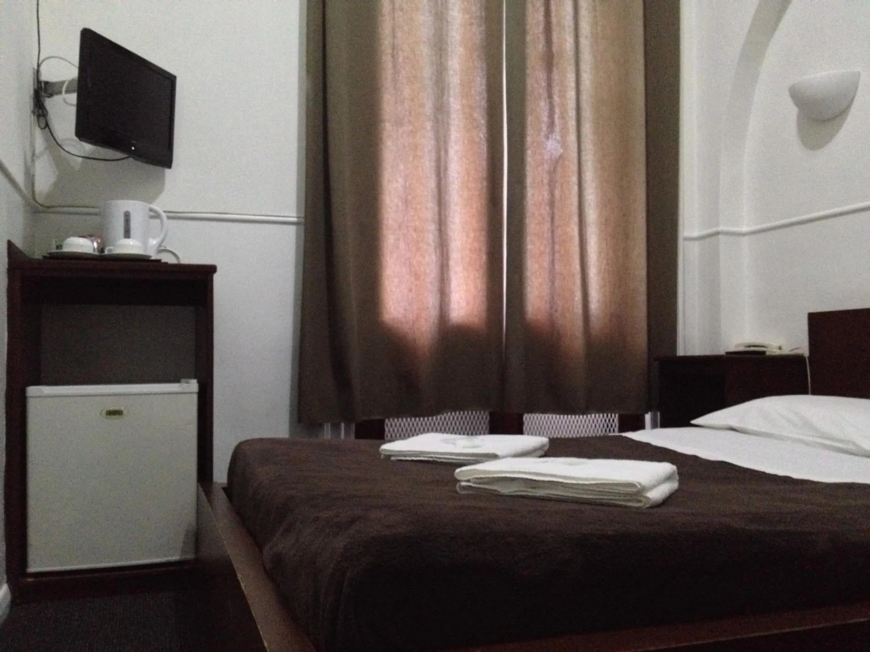 Photo of the whole room in London Continental Hotel