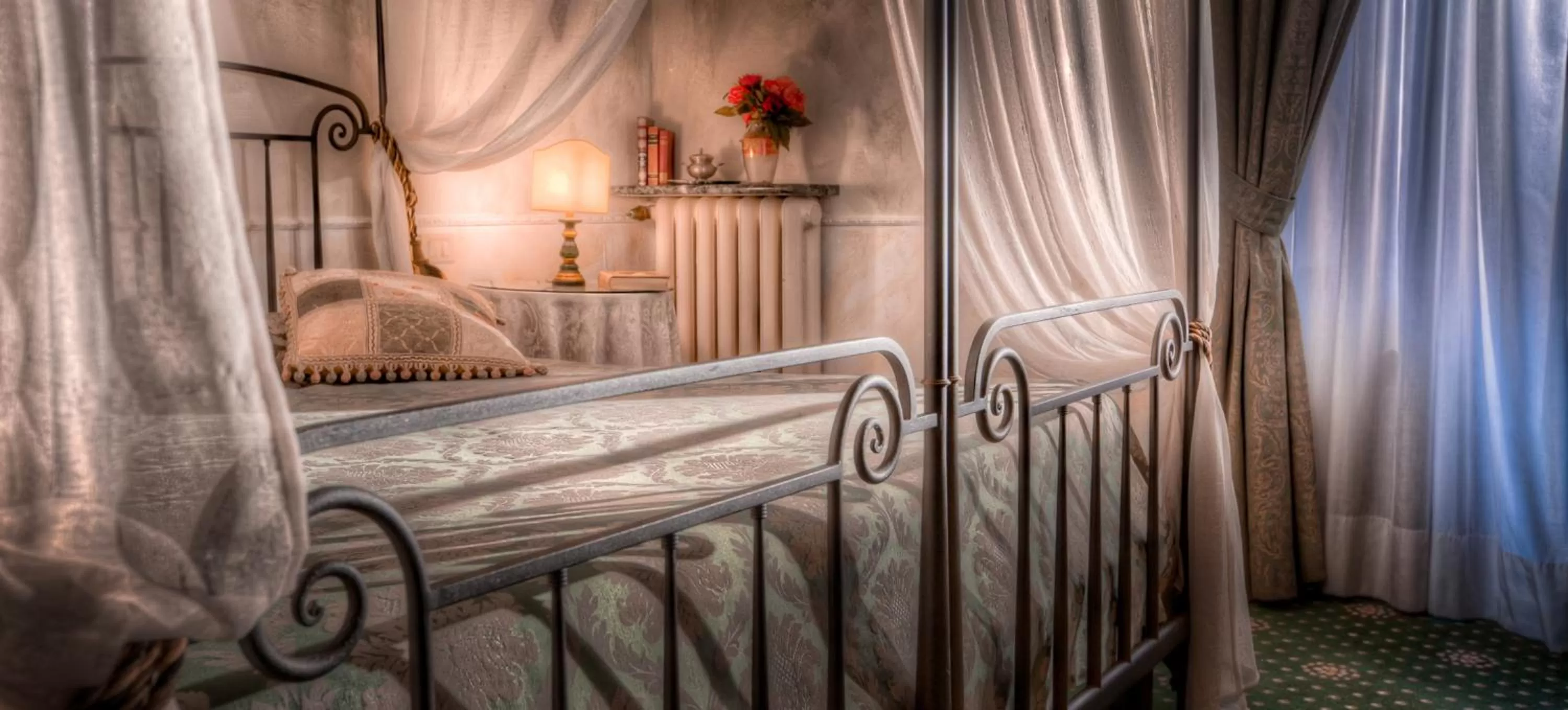 Bed in Hotel Torre Guelfa Palazzo Acciaiuoli