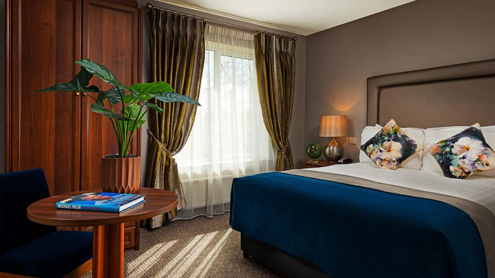 Bed in Longcourt House Hotel