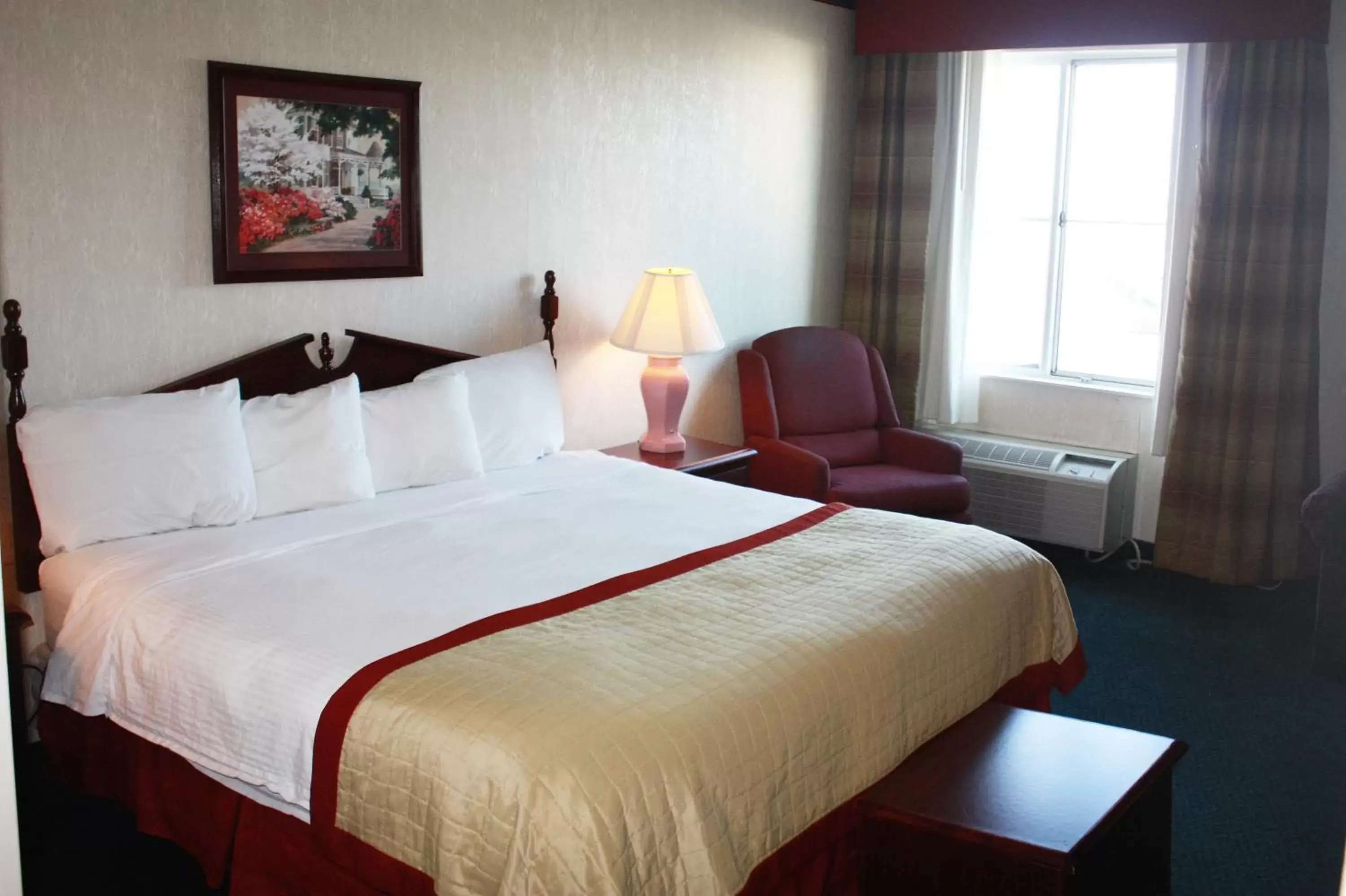 King Suite- Non-Smoking in Baymont by Wyndham Jonesboro King Suite- Non-Smoking in Baymont by Wyndham Jonesboro