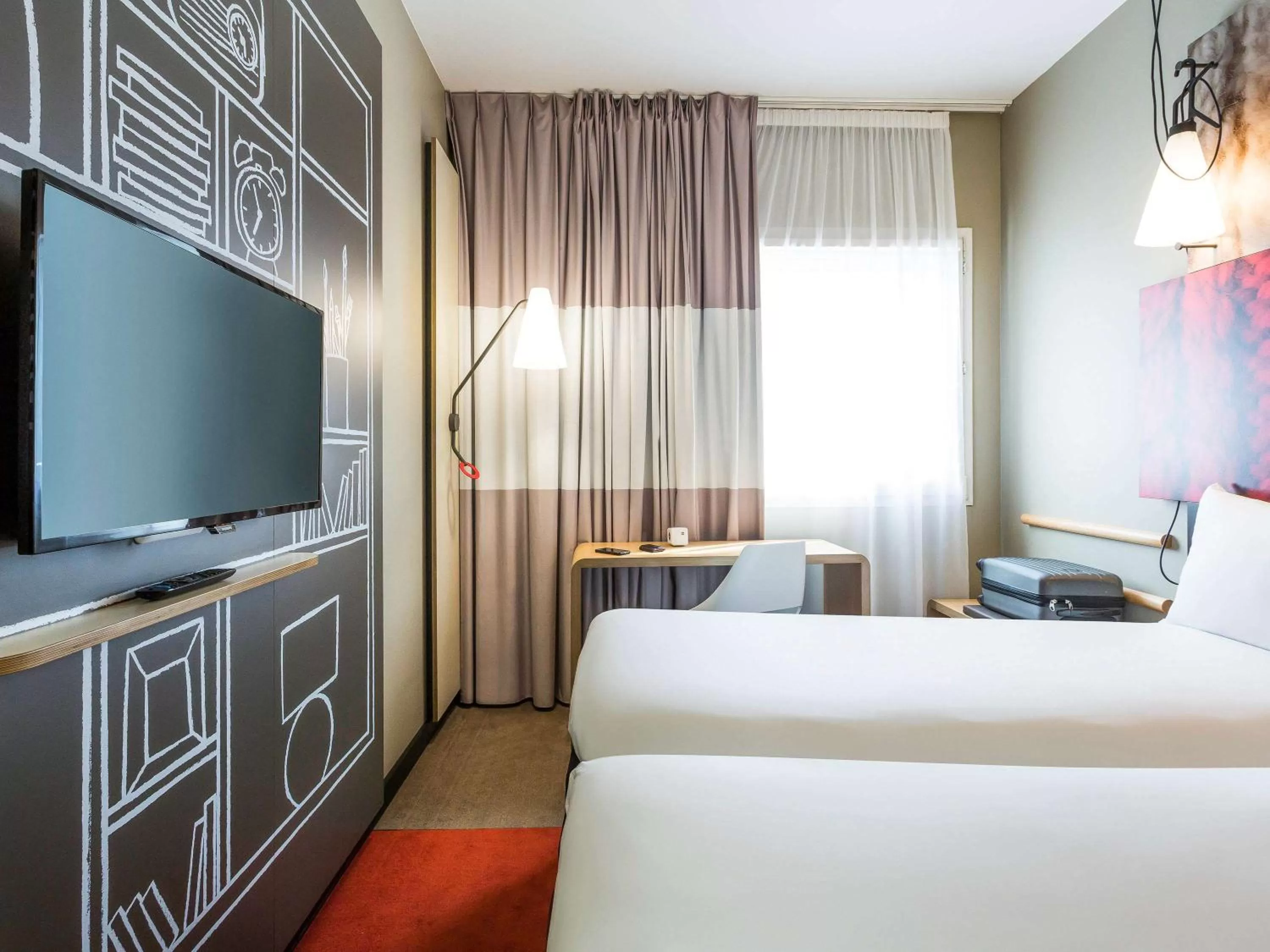 Photo of the whole room, Bed in ibis Bordeaux Centre - Gare Saint-Jean