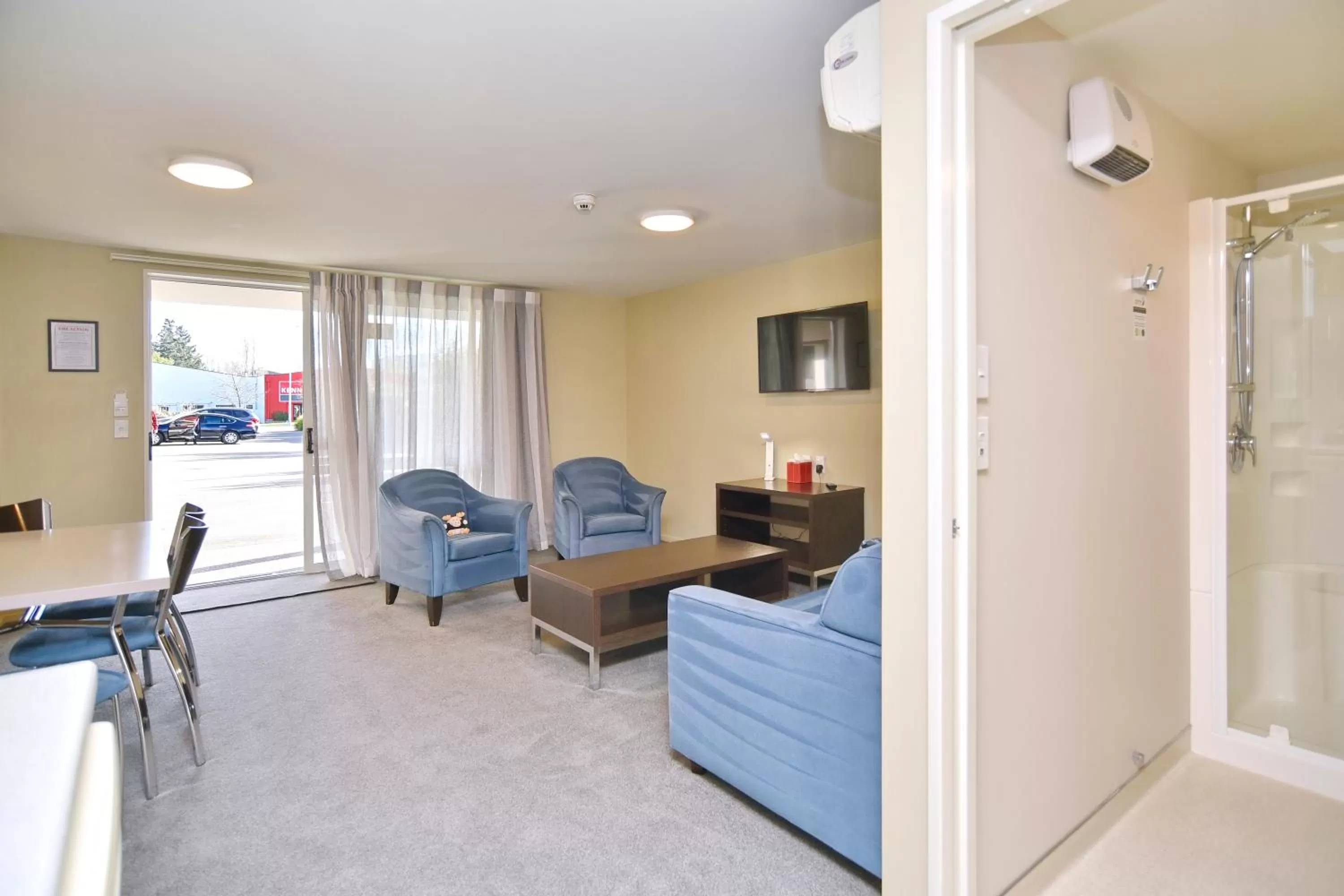 Shower, Seating Area in The Riverstone