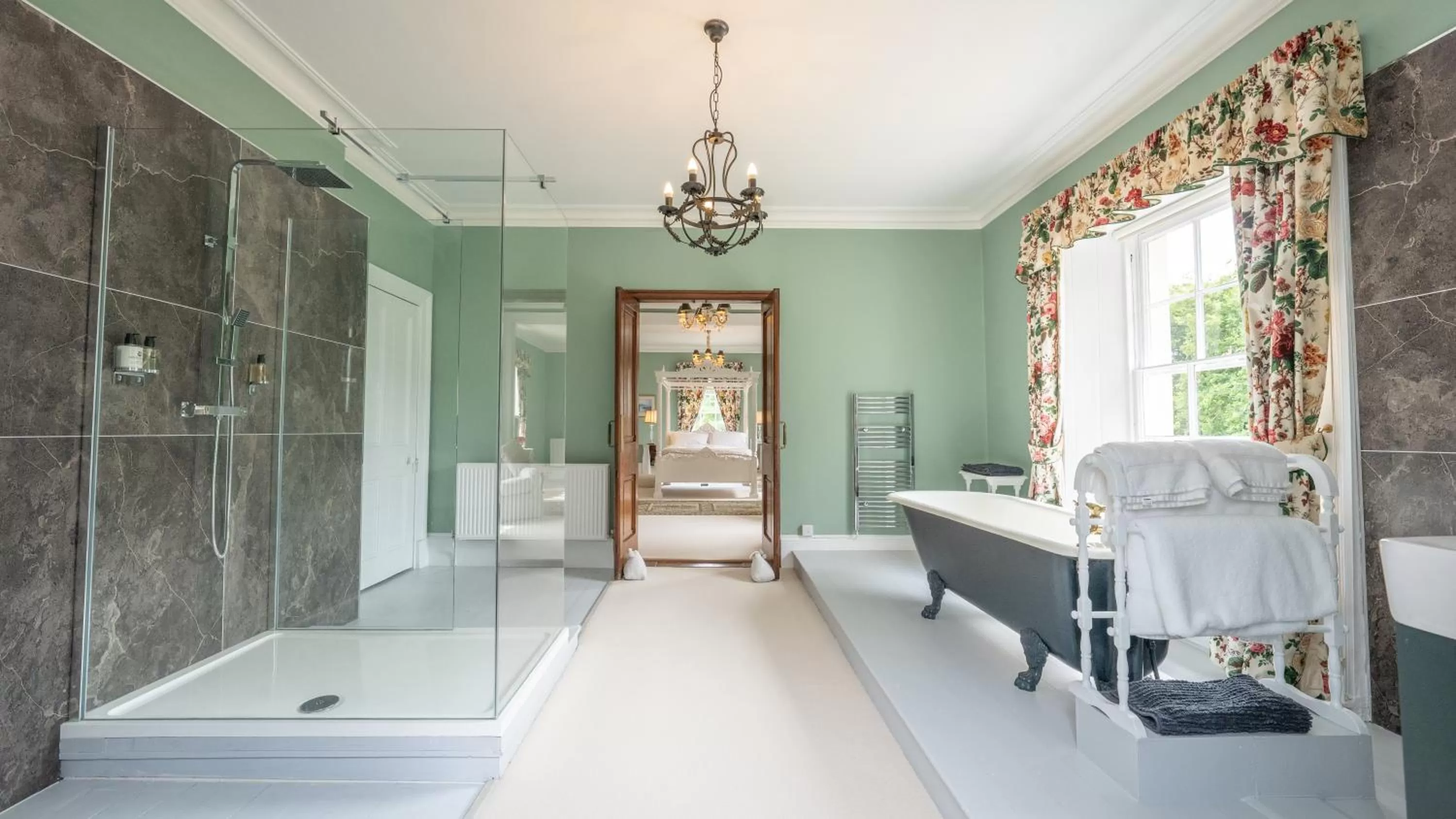 Bathroom in Pantybeiliau House Bed & Breakfast