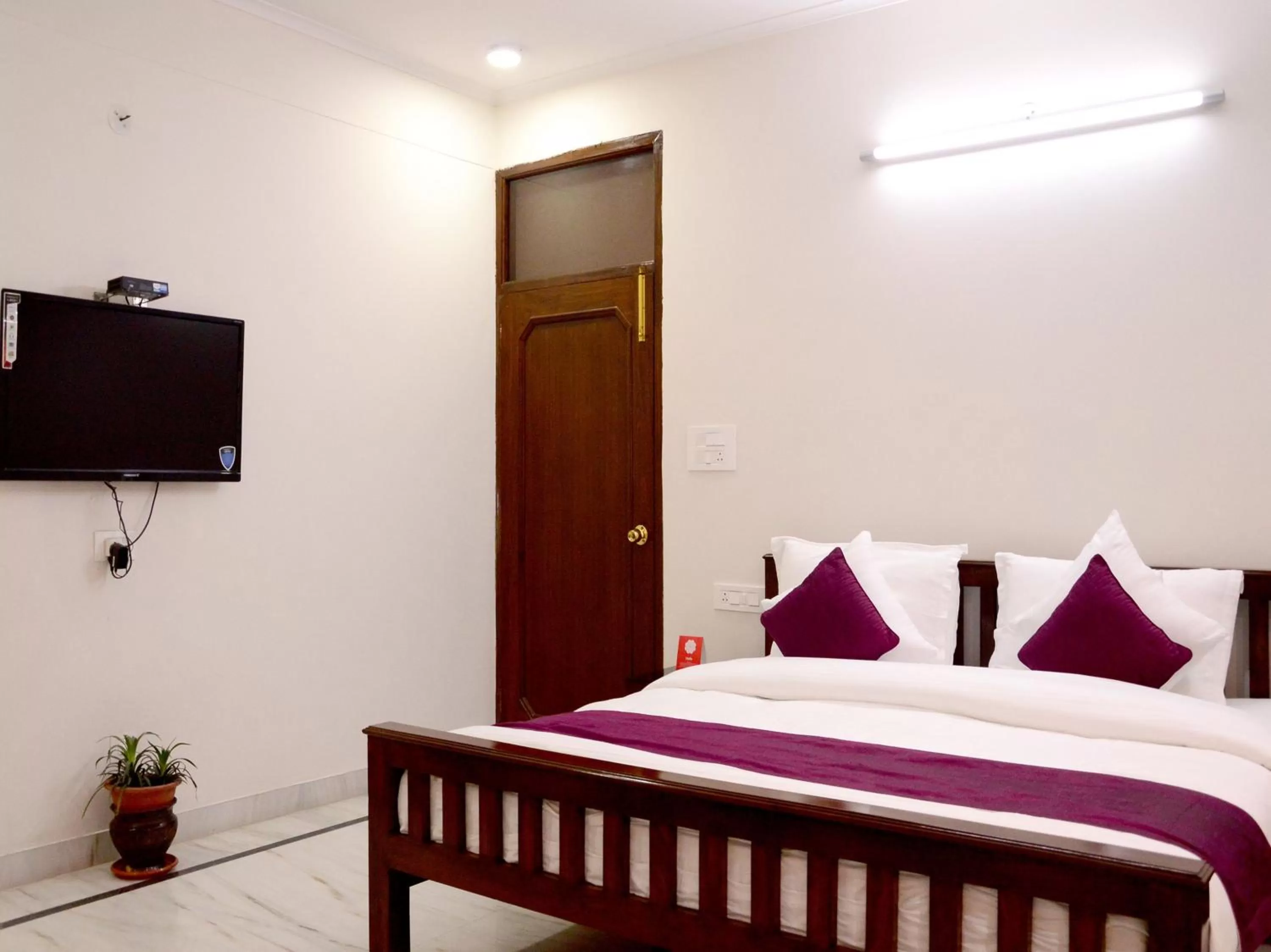 Bedroom, Bed in Hotel Sukhvilas