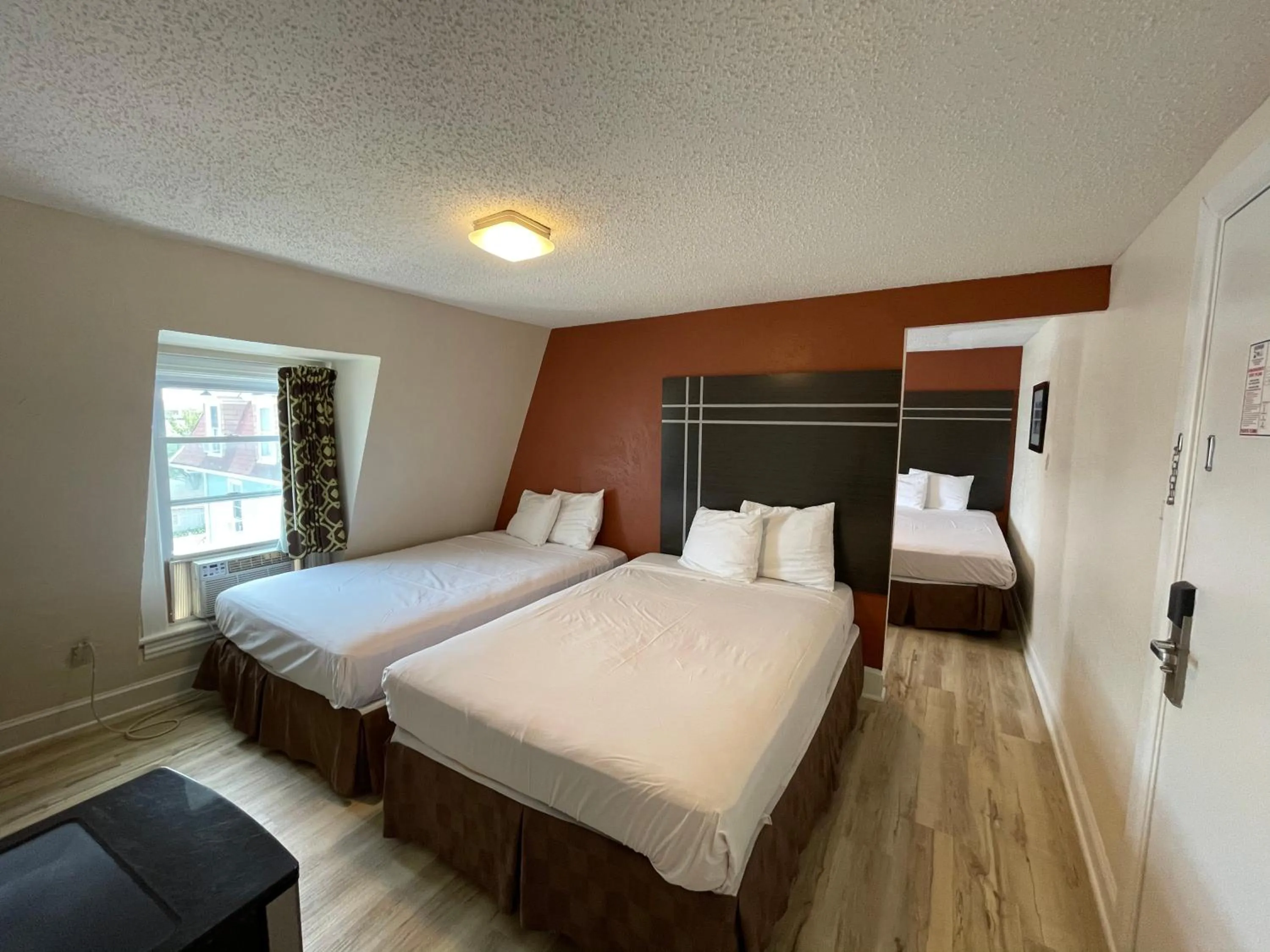 Photo of the whole room, Bed in Wildwood Inn Hotel Travelodge Beach & Boardwalk