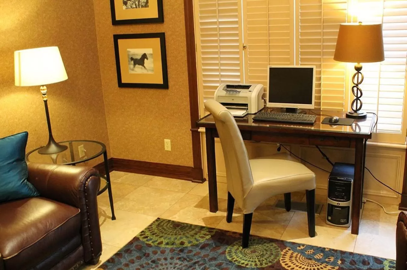 TV and multimedia in Auburn Place Hotel & Suites Paducah