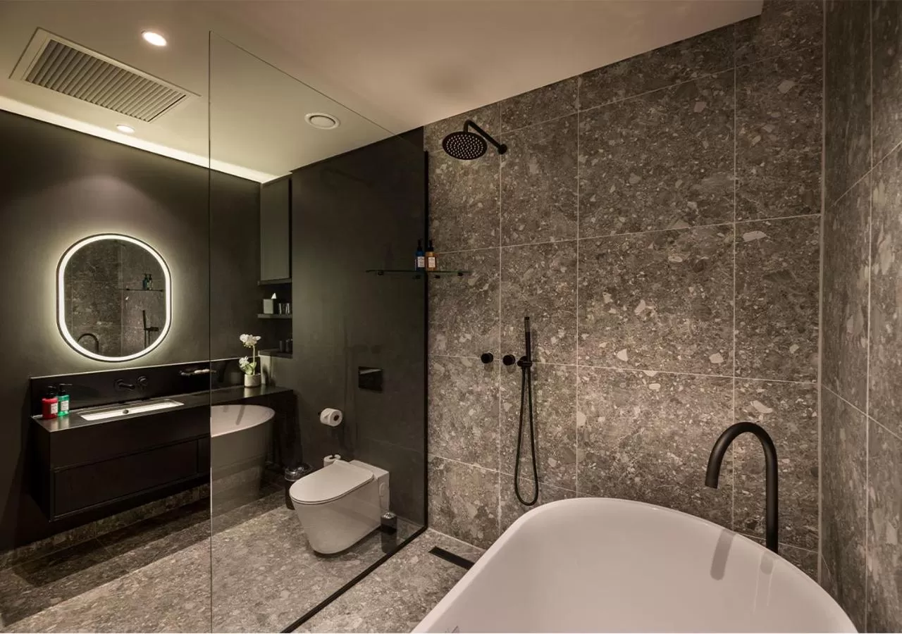 Shower in The Rockefeller Hotel by NEWMARK