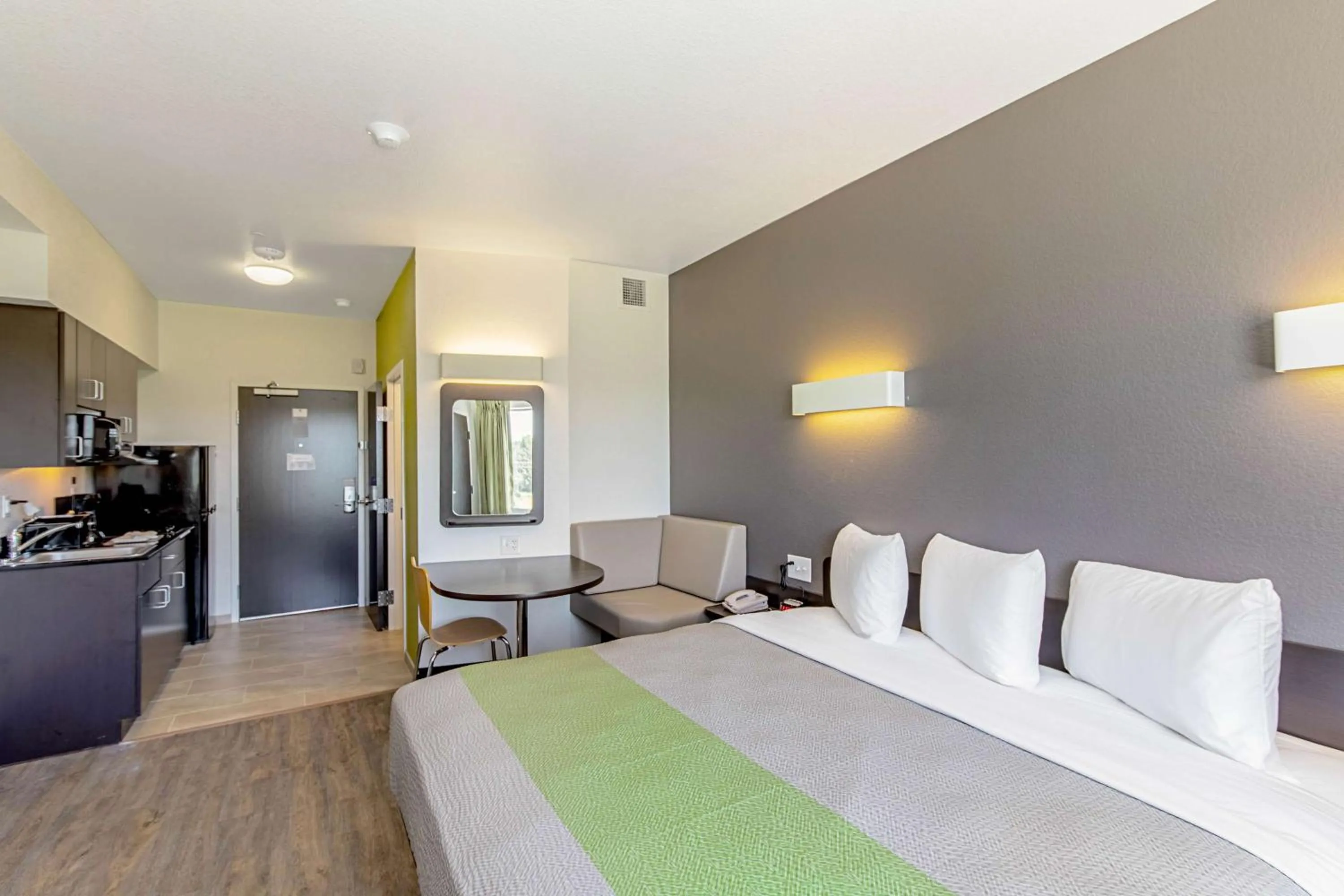 Photo of the whole room, Bed in Studio 6 Austin Airport