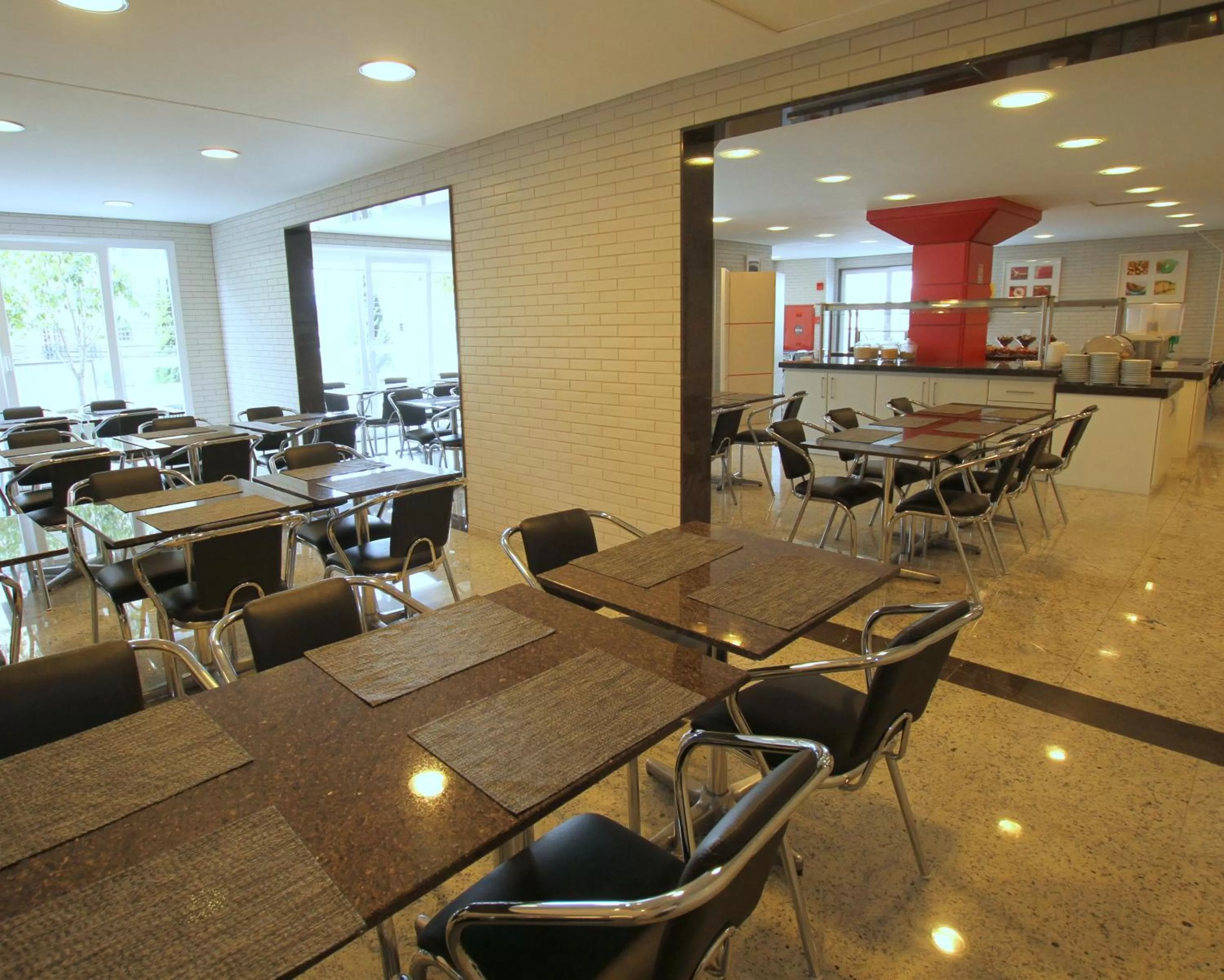 Restaurant/places to eat in Hotel Confiance Batel