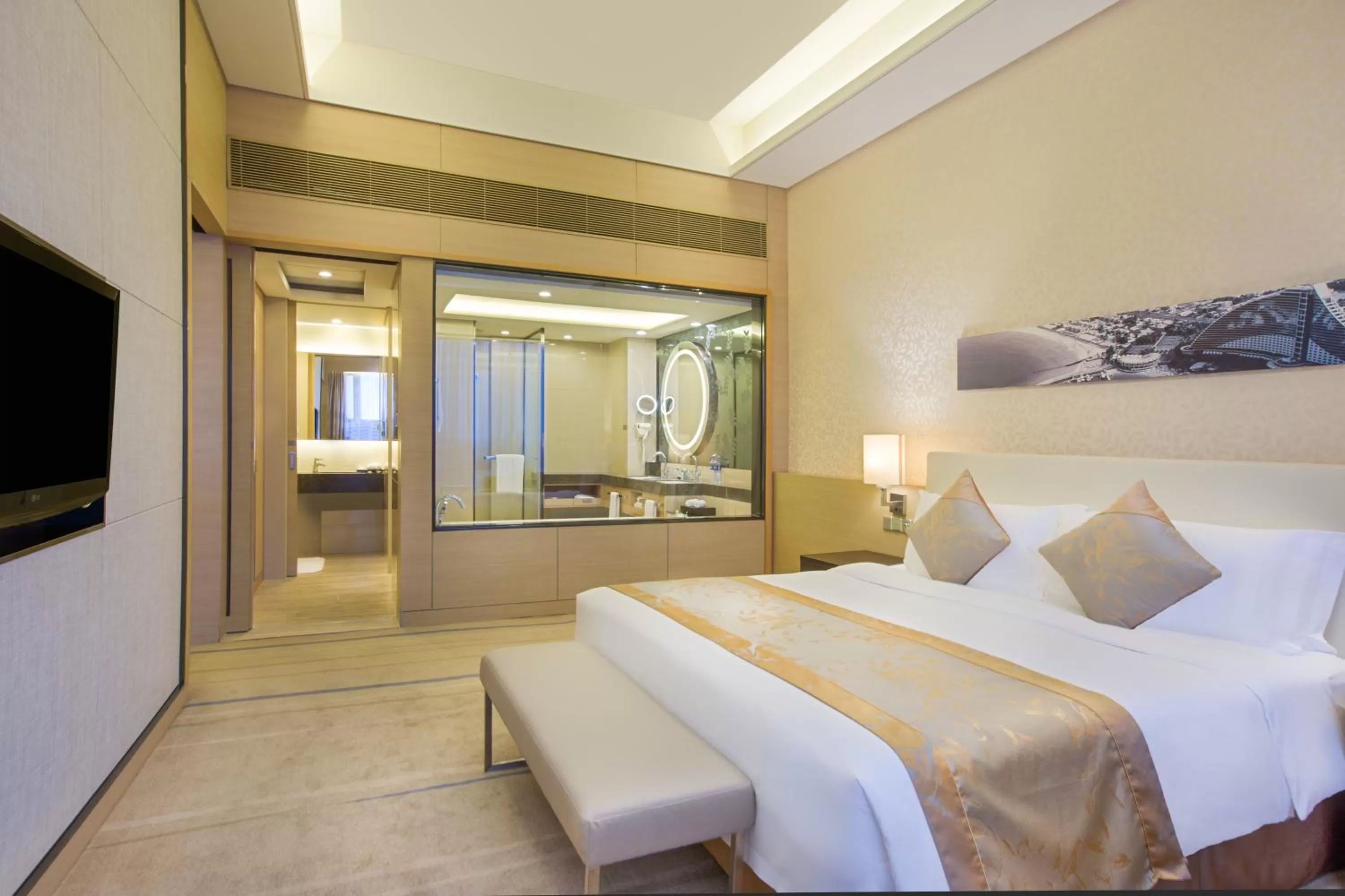 Photo of the whole room, Bed in Crowne Plaza Guangzhou Huadu by IHG