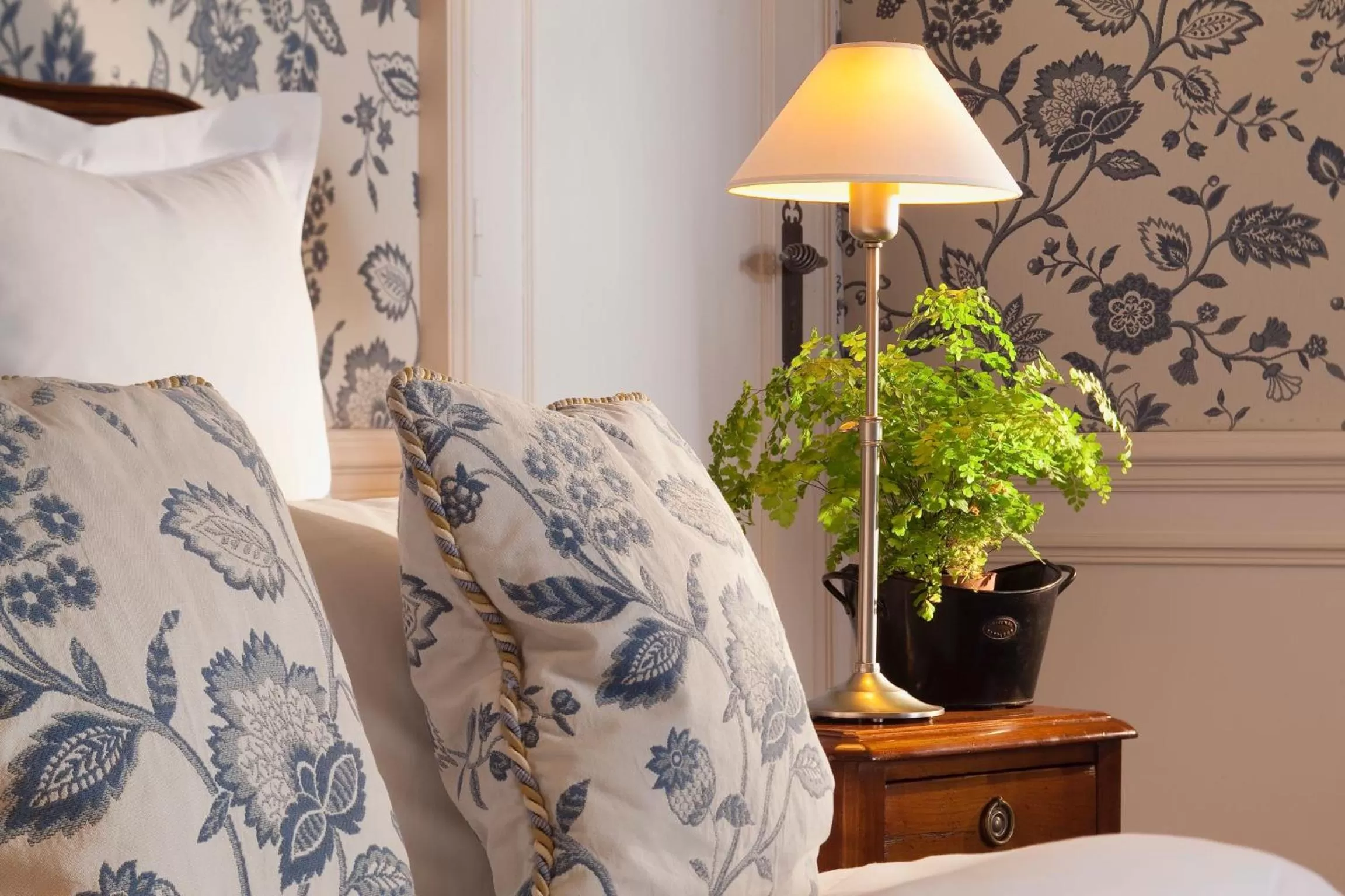 Bedroom, Bed in Hotel d'Angleterre