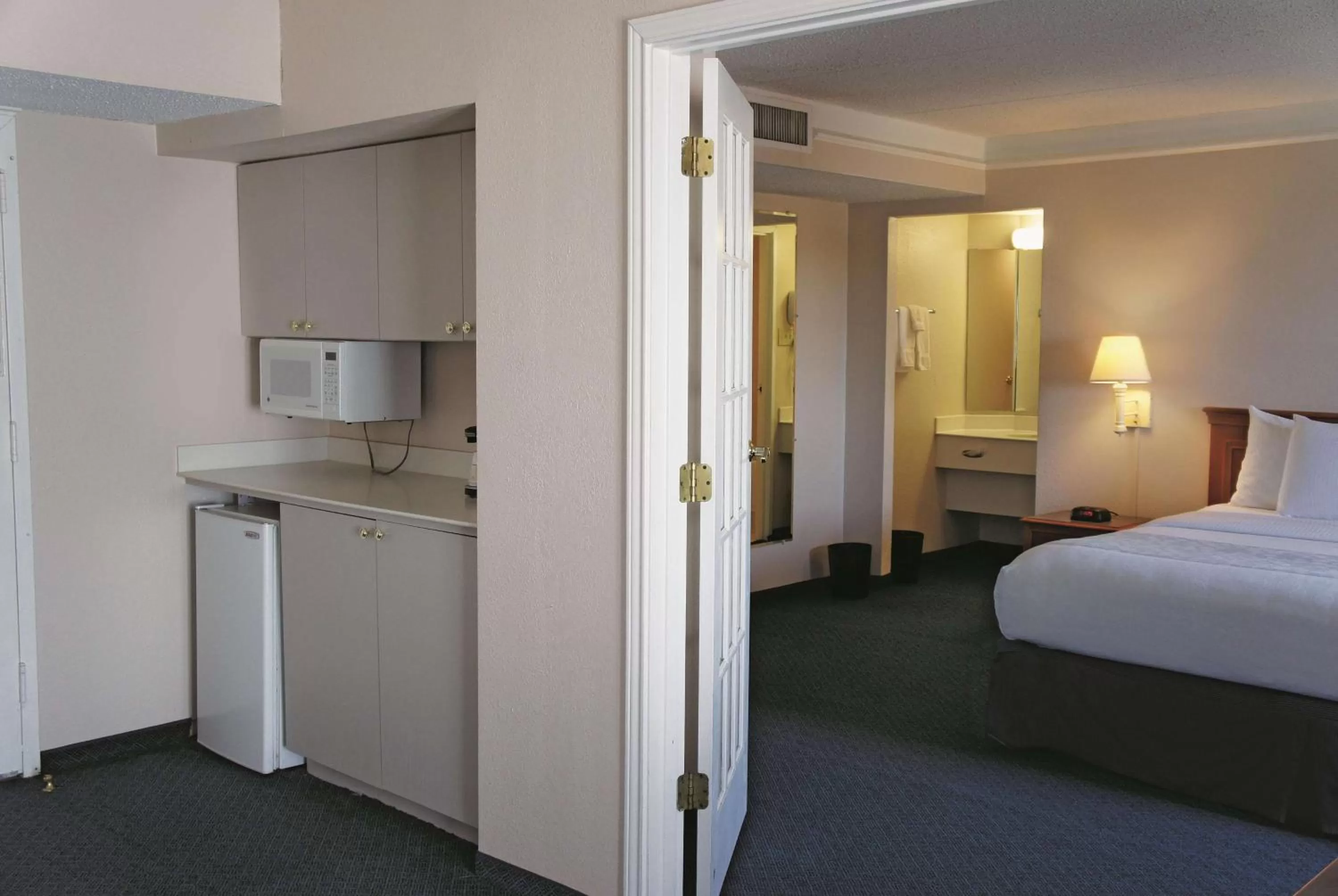 Photo of the whole room, Bed in La Quinta Inn by Wyndham Clute Lake Jackson