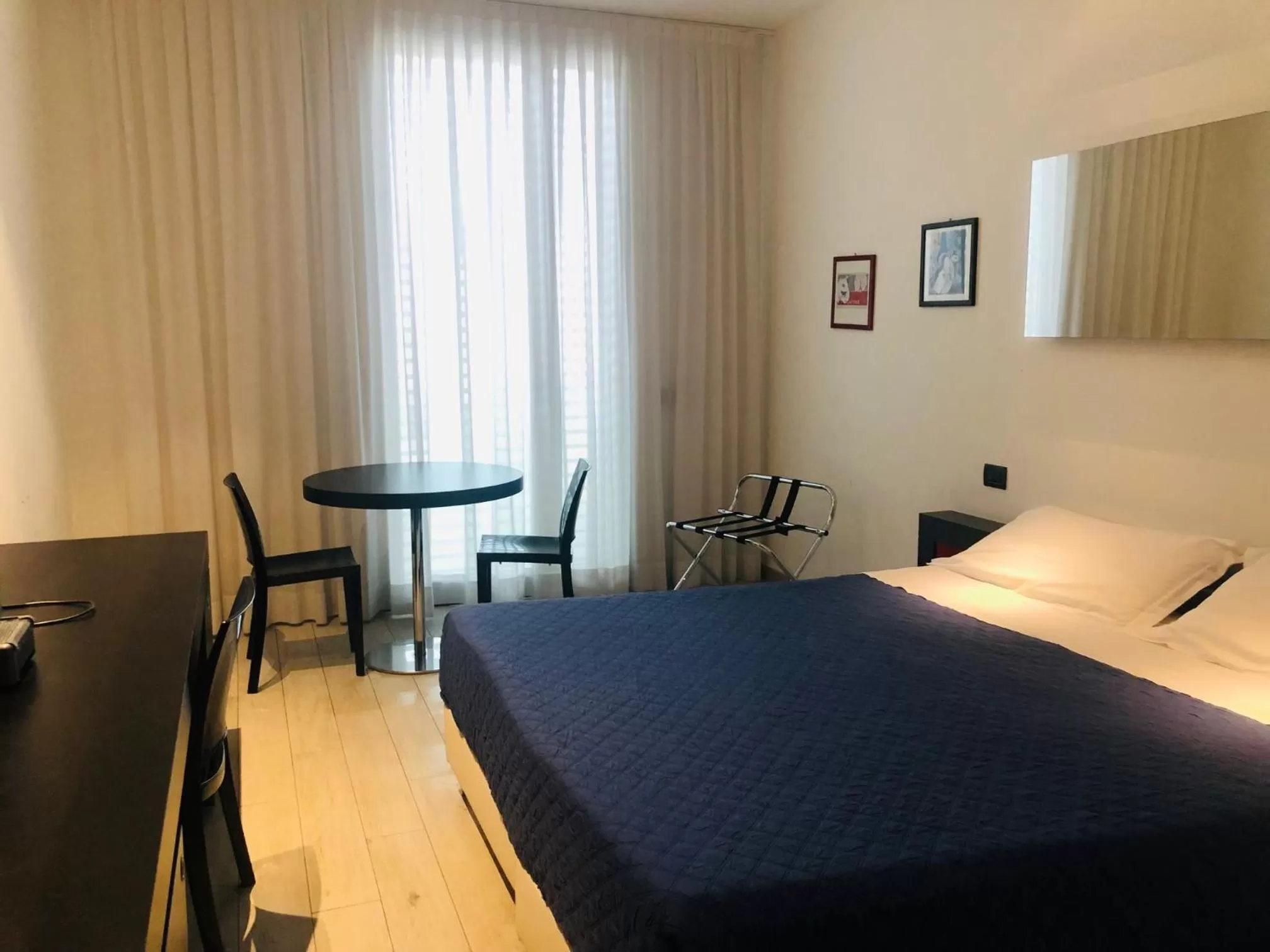 Bedroom, Bed in Blue Shades Hotel