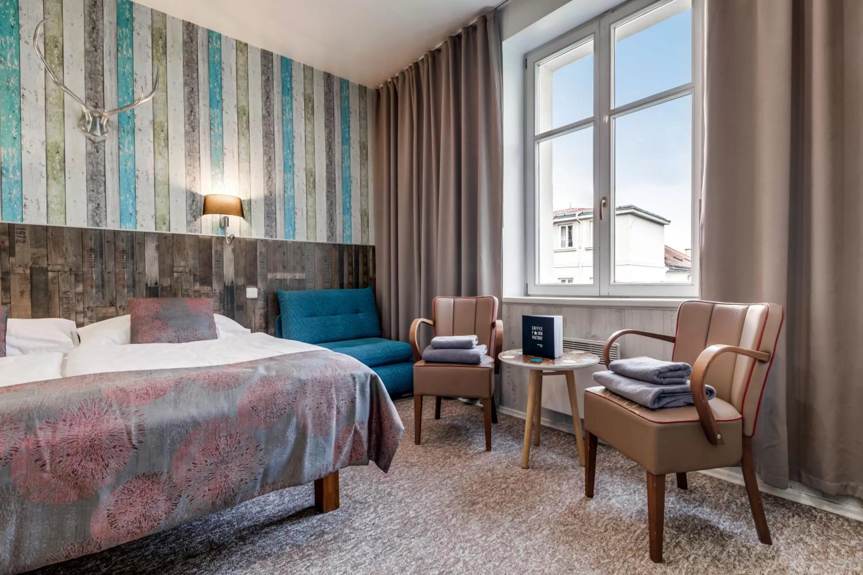 Bedroom, Bed in Royal Court Hotel