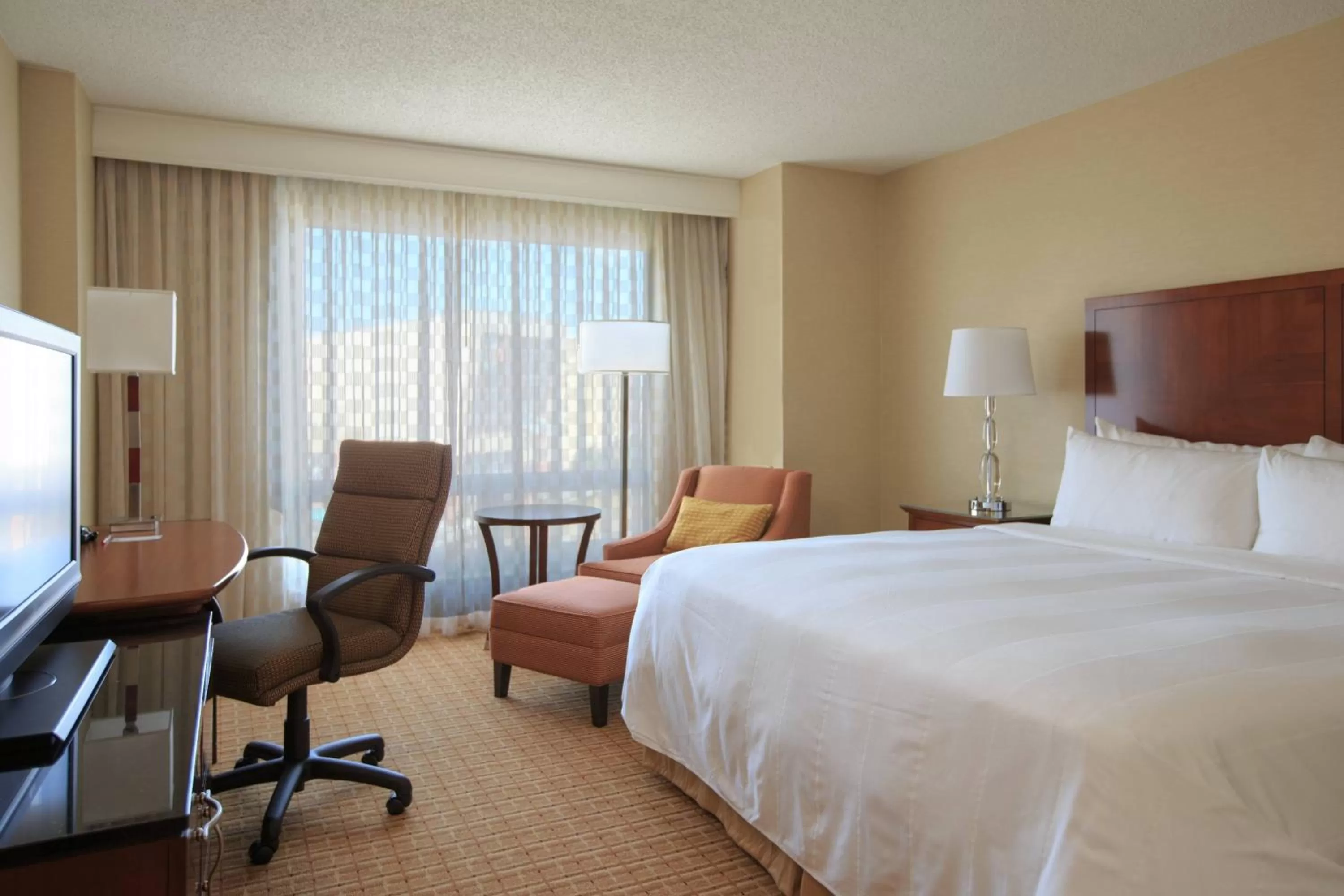 Photo of the whole room, Bed in Gaithersburg Marriott Washingtonian Center