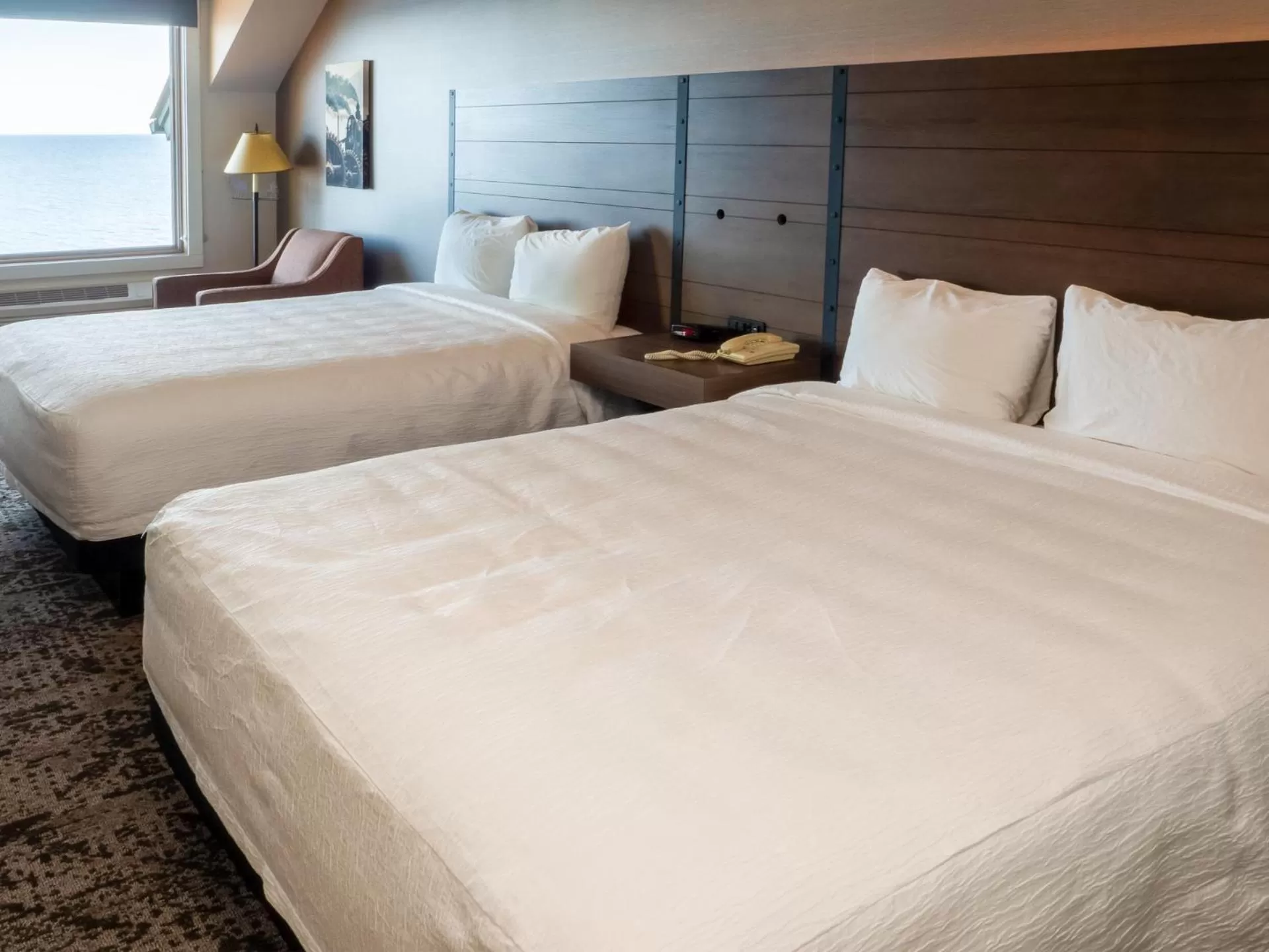 Queen Room with Lake View - Main Lodge in Grand Superior Lodge