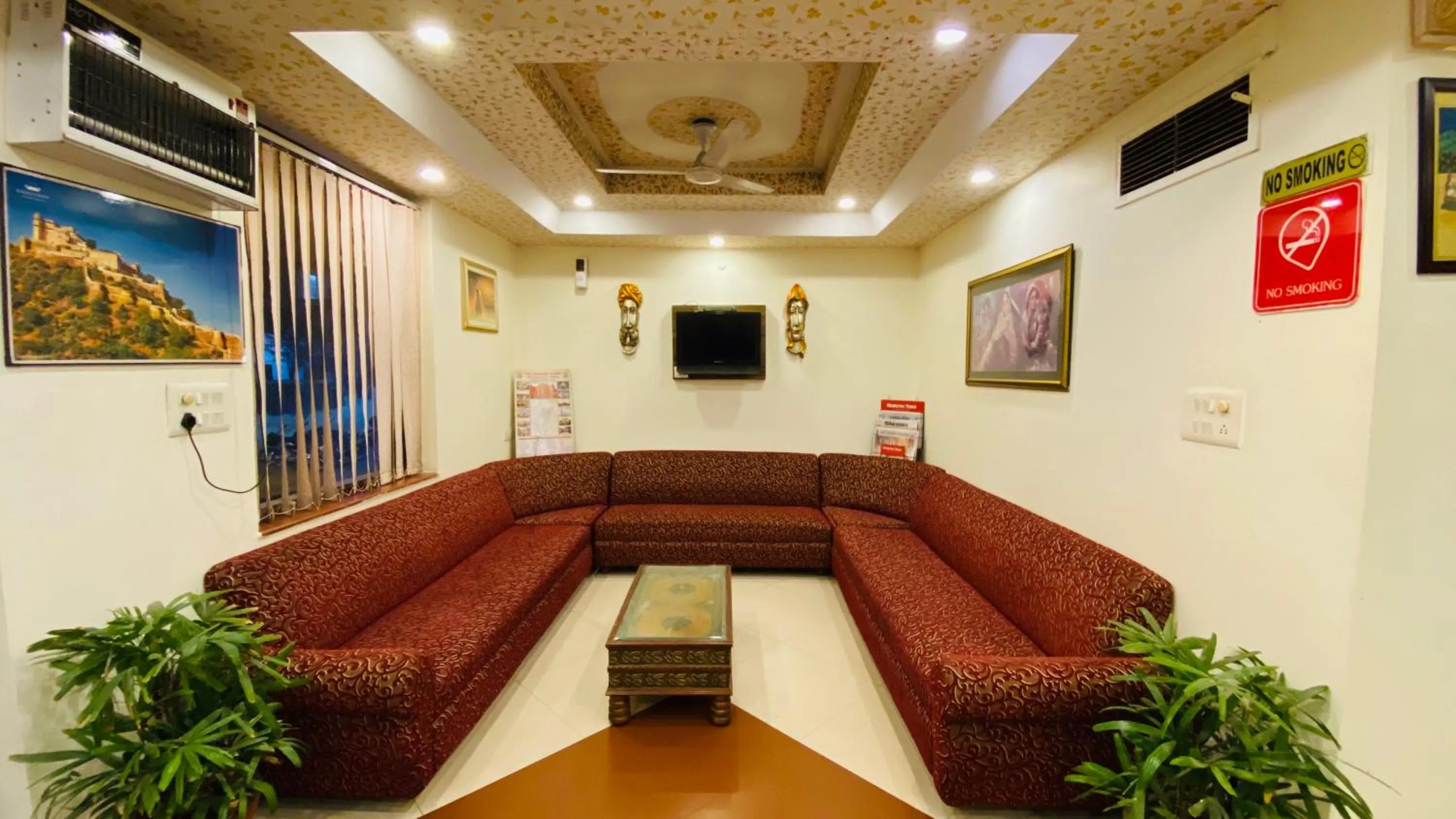 Lobby or reception in Tuk Tuk Backpackers- Near Jaipur Train Station