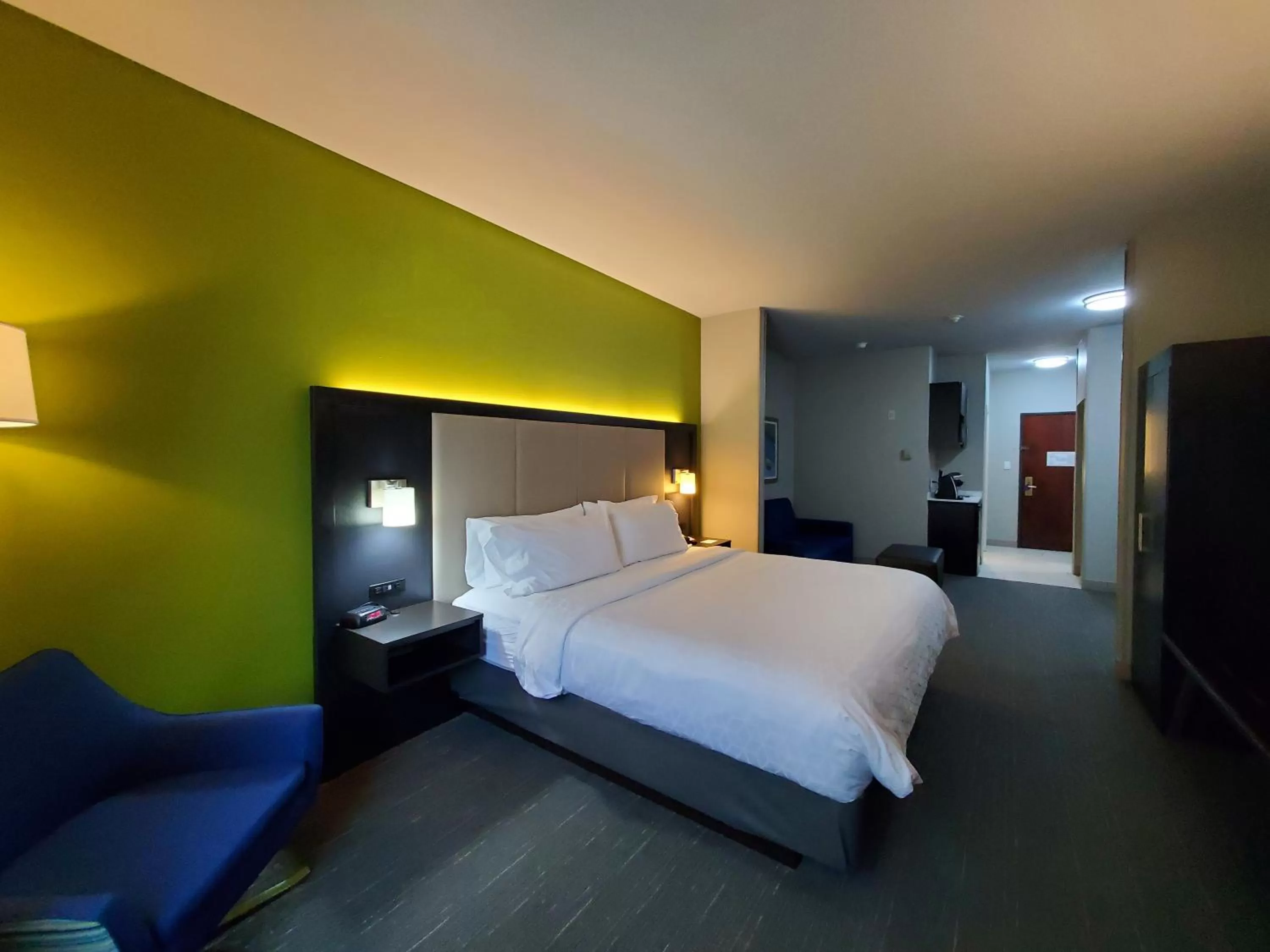 Bed in Holiday Inn Express Pearland by IHG