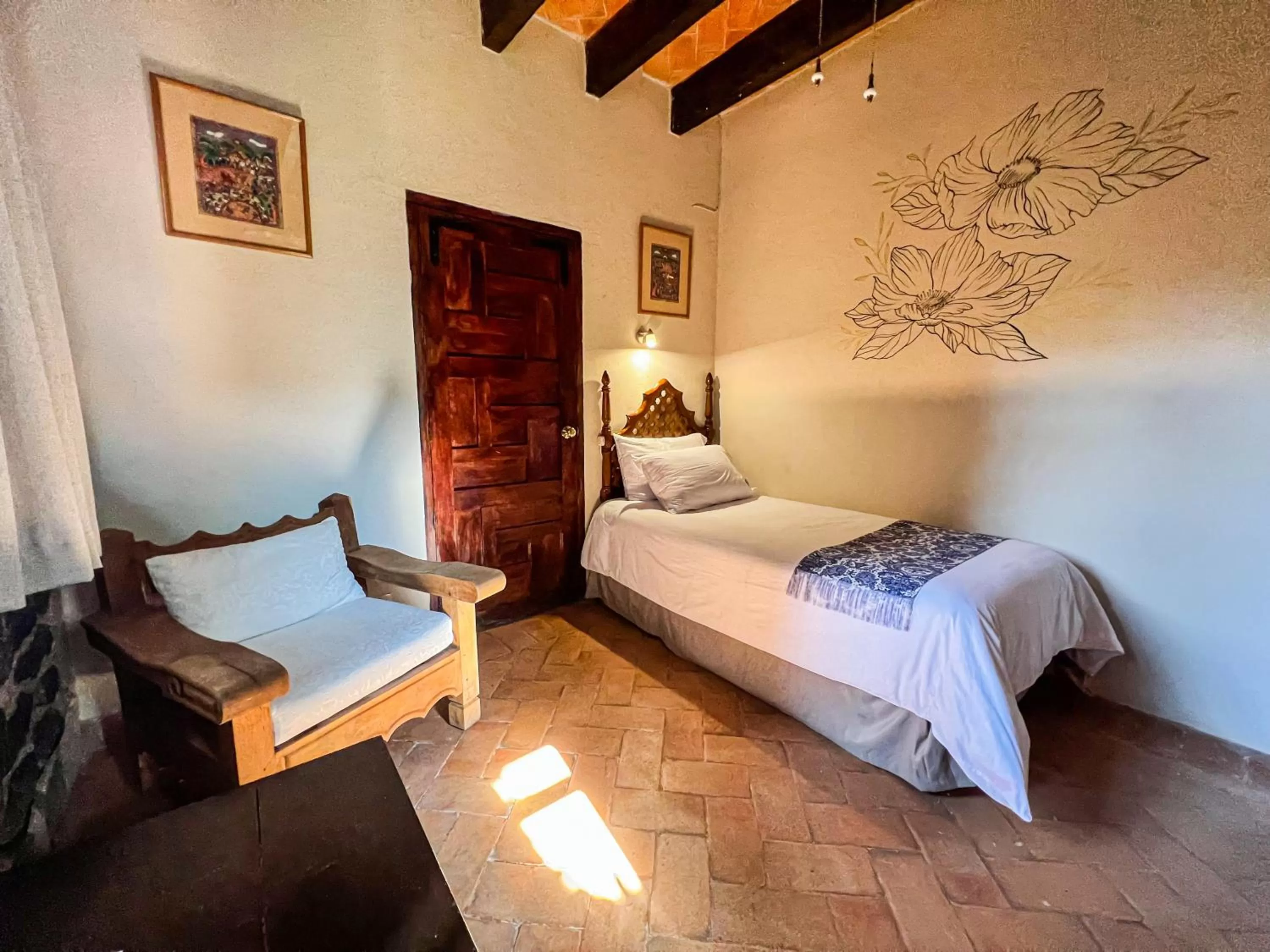 Photo of the whole room, Bed in Hacienda de las Flores
