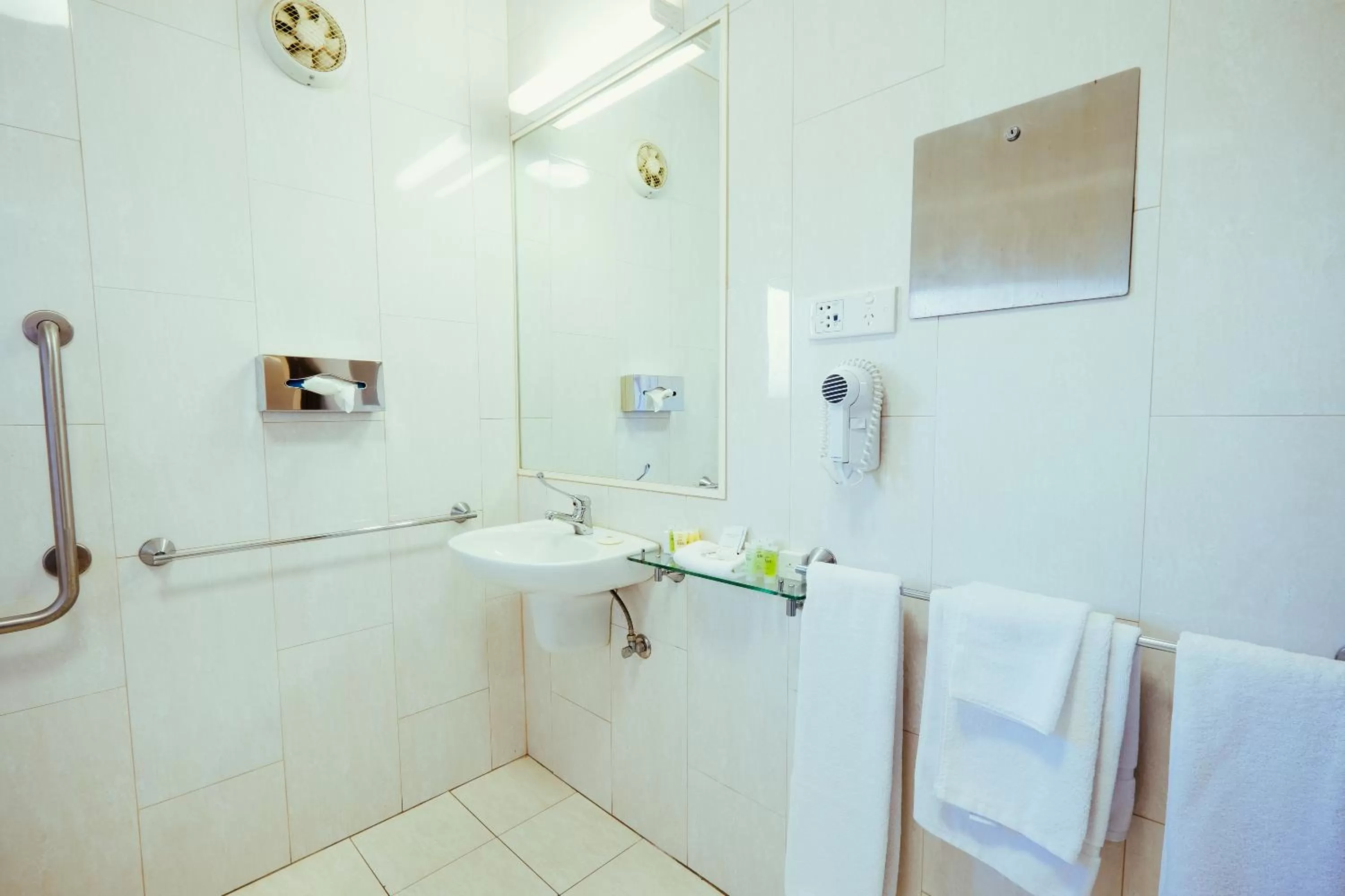 Bathroom in Club Motor Inn