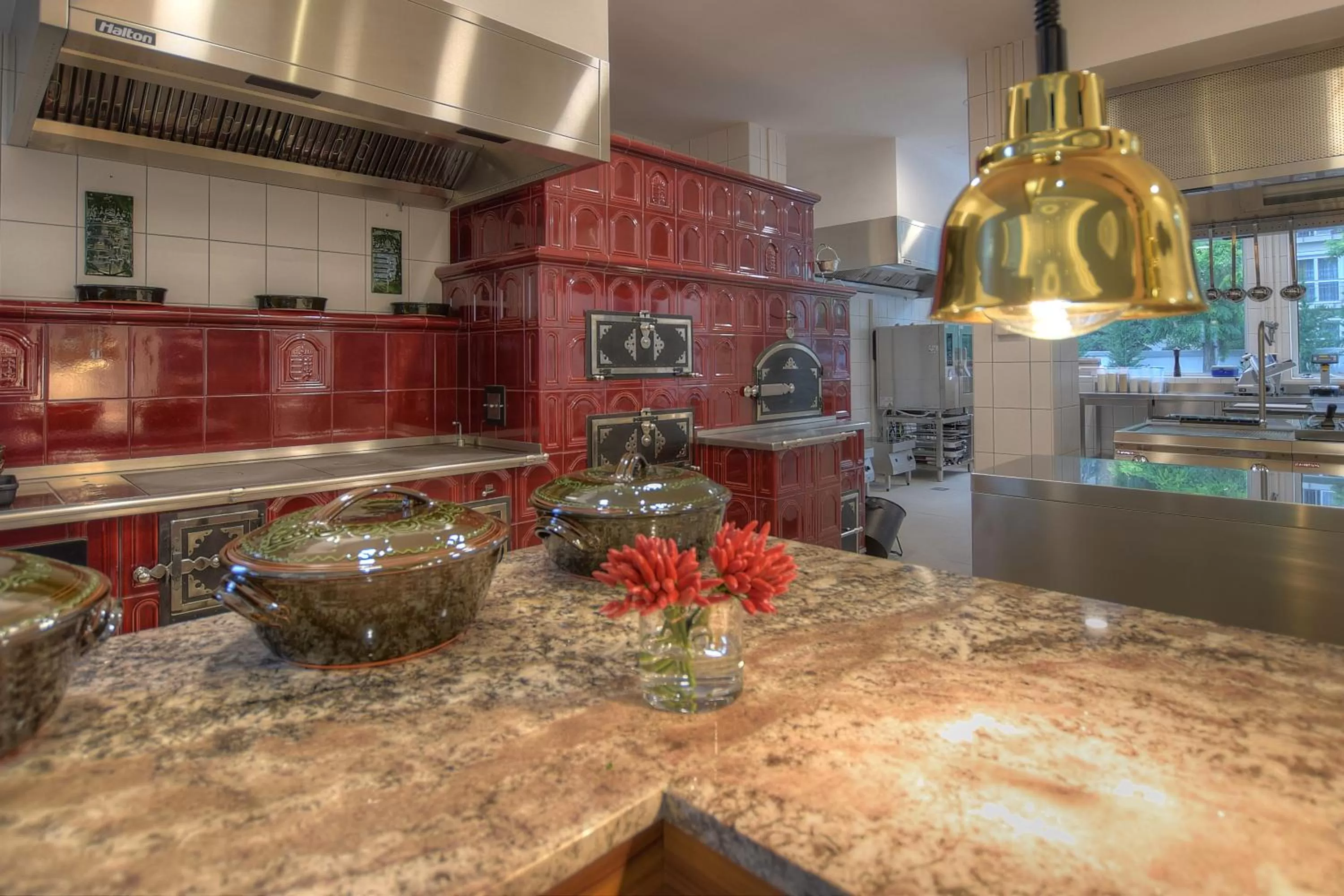 Restaurant/places to eat in Anna Hotel