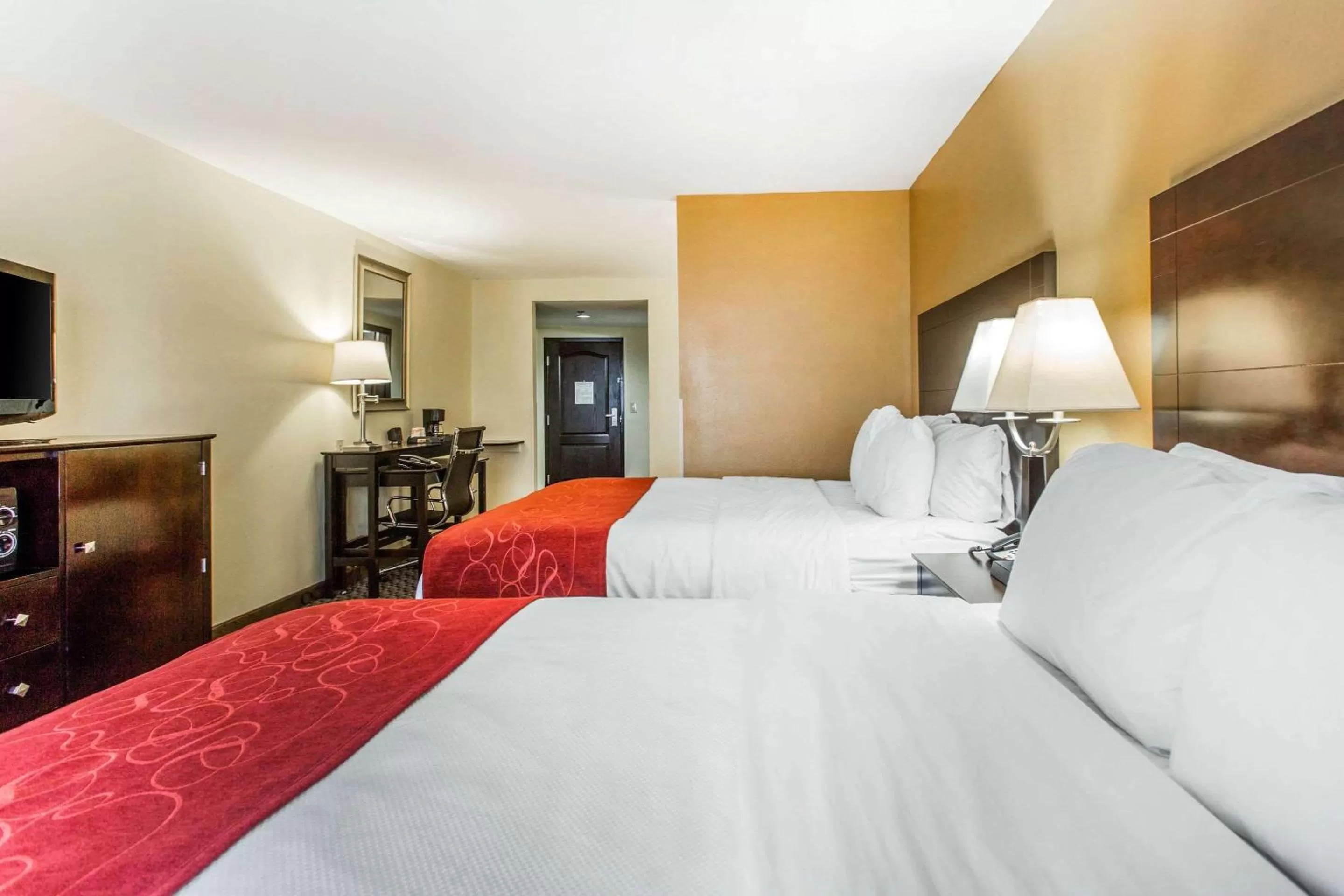 Photo of the whole room, Bed in Comfort Suites Clinton near Presbyterian College