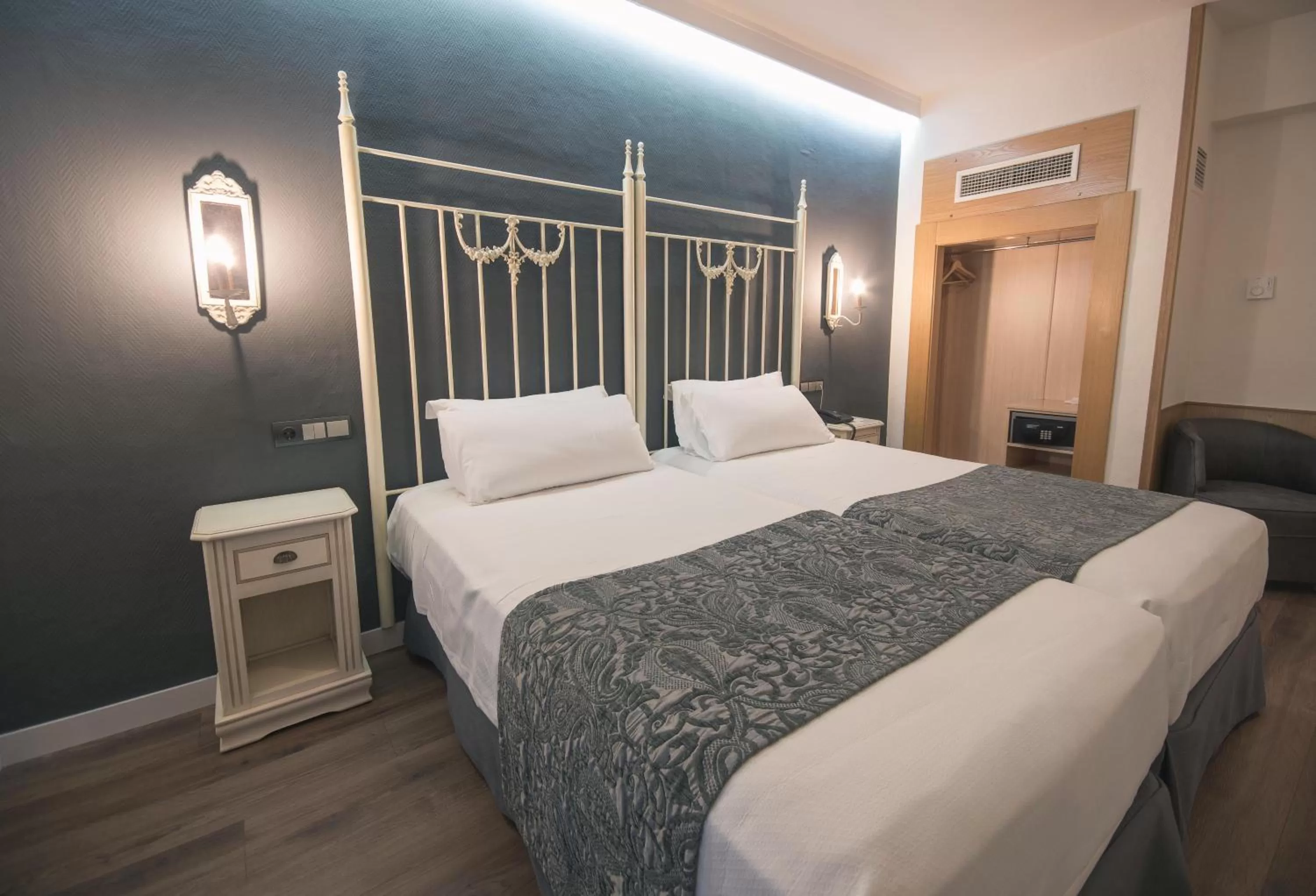 Decorative detail, Bed in Hotel Los Angeles Granada