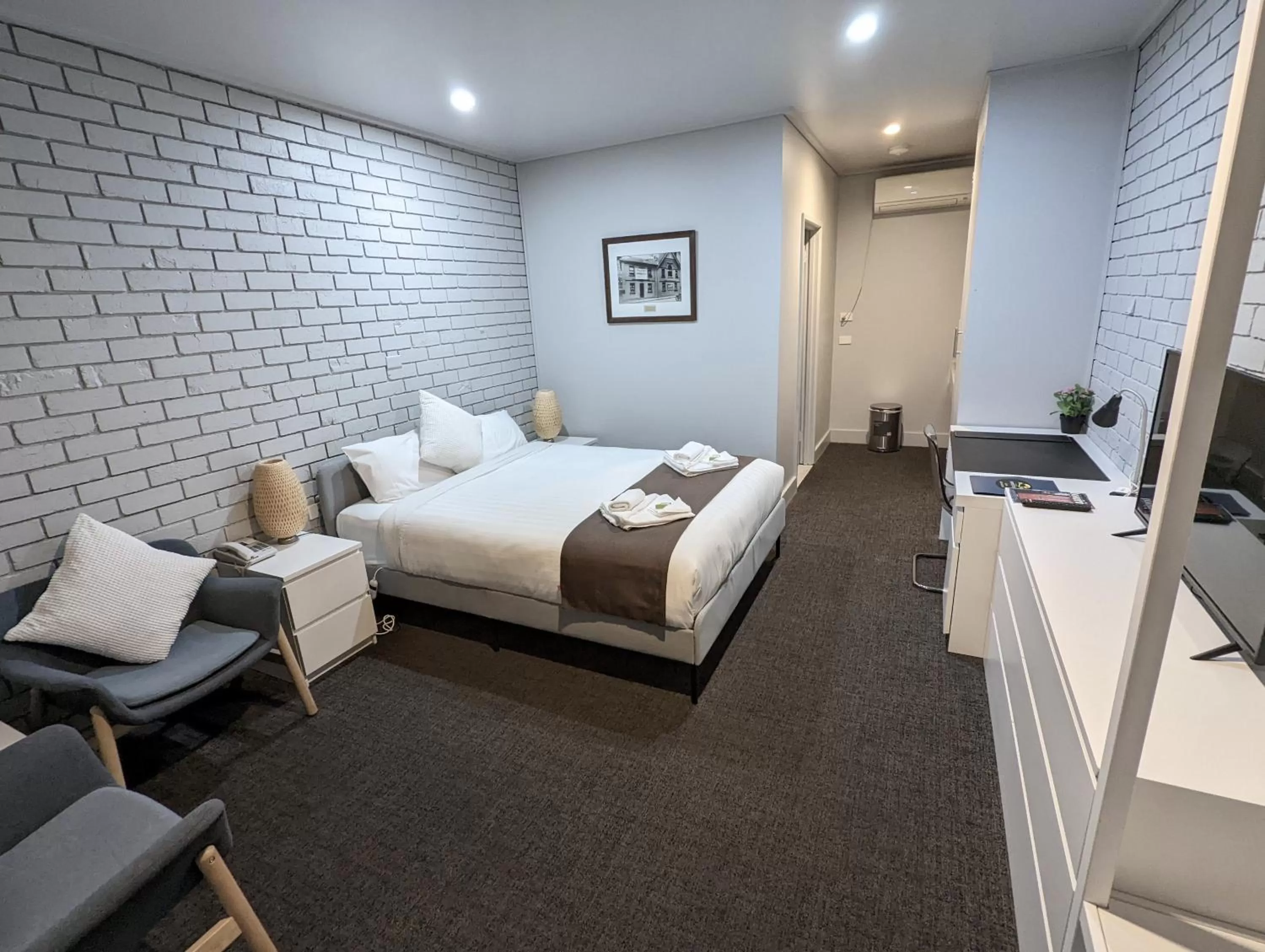 Bed in Homestead Motor Inn & Apartments